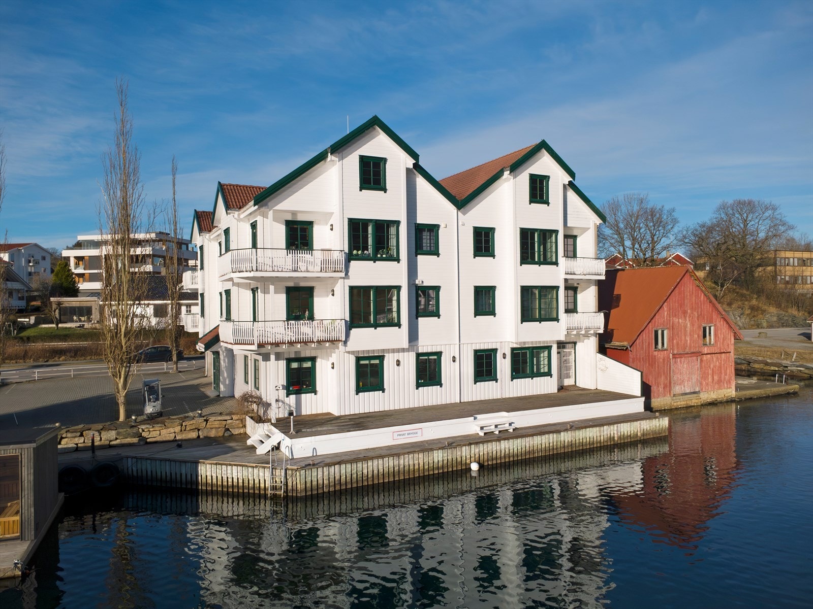 Fasade - sameiet ligger helt i sjøkanten Galleribilde