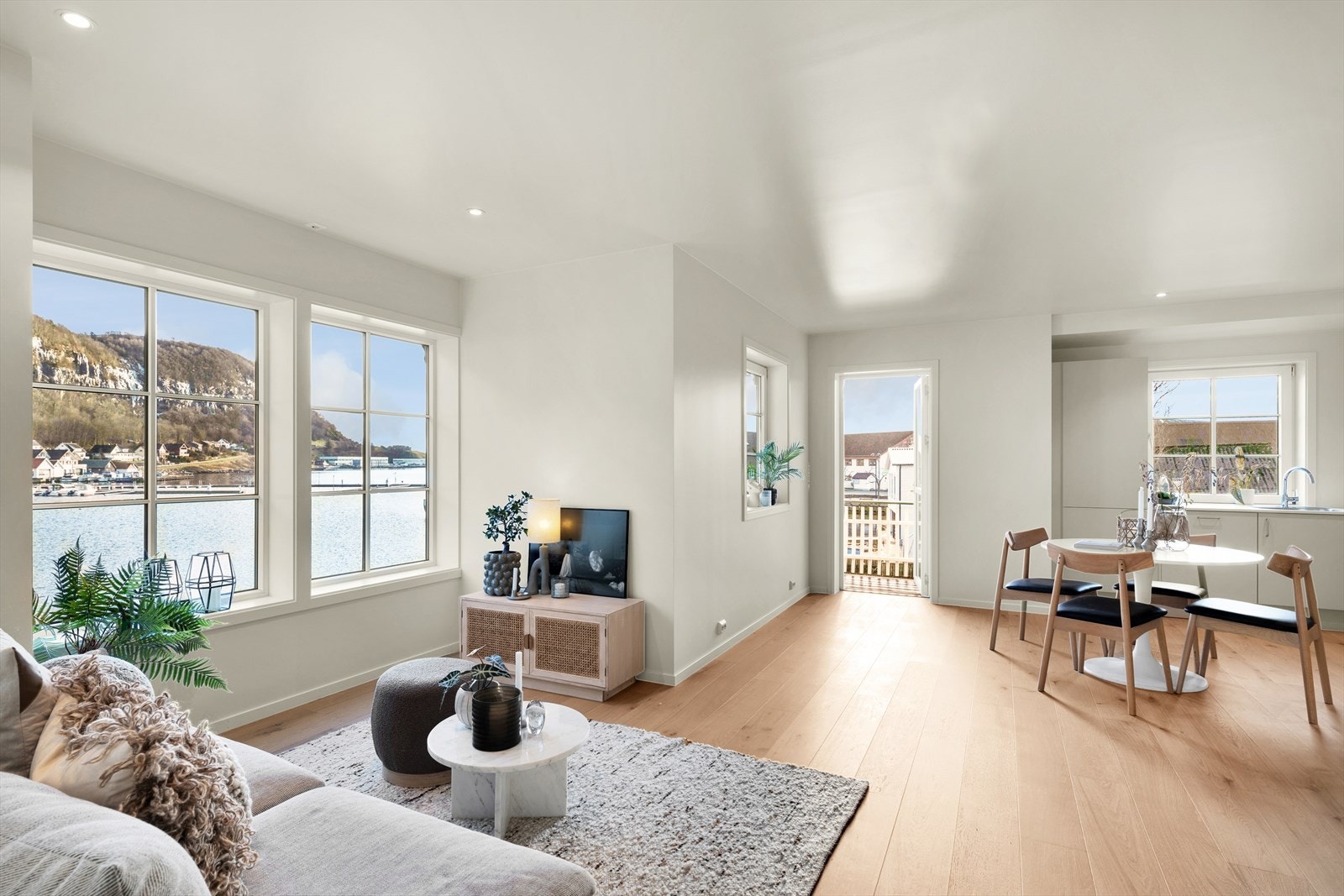 Stue - de store vindusflatene forsterker den nydelige utsikten Galleribilde