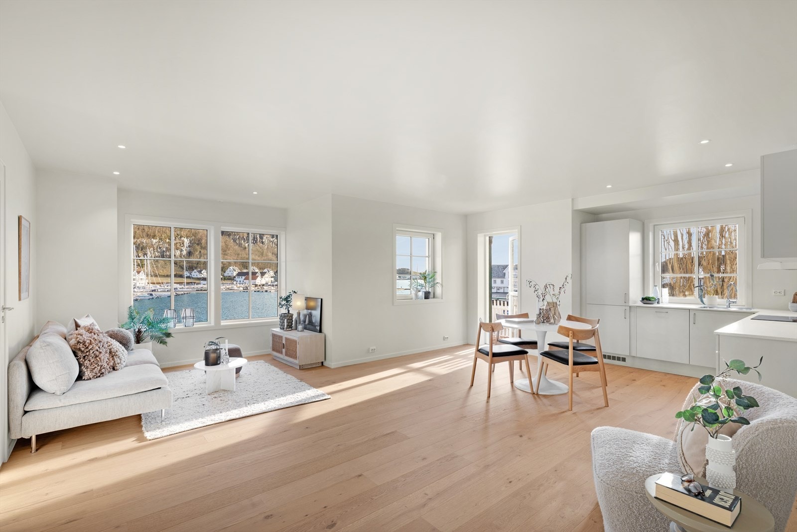 Stue - leiligheten er nyoppusset i delikate og tidløse fargekombinasjoner Galleribilde