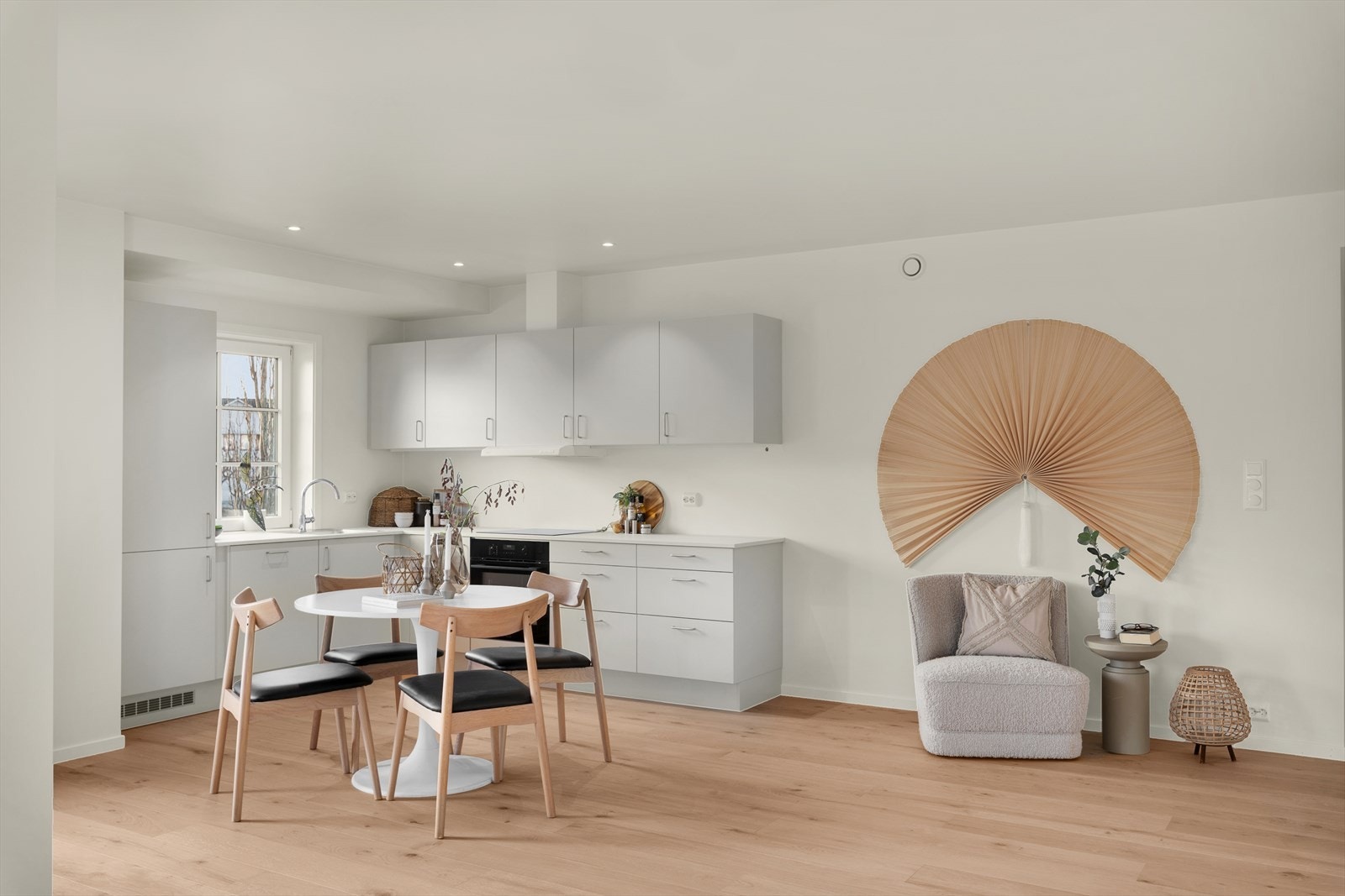 Kjøkken - plass til spisebord Galleribilde