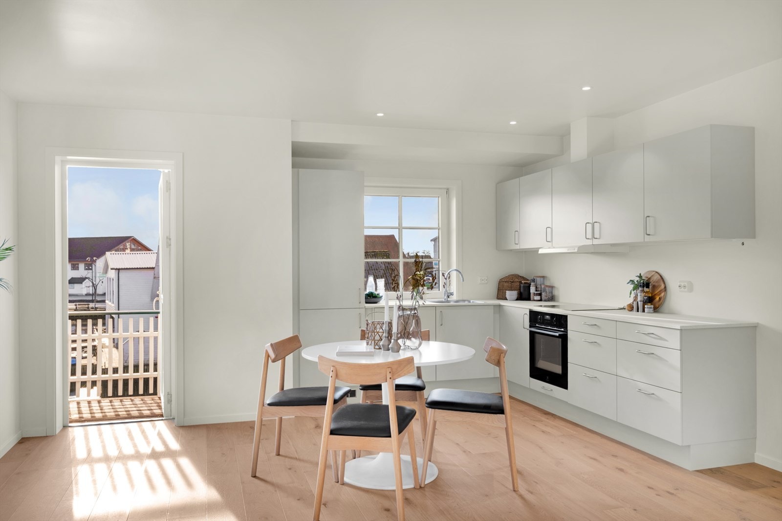 Kjøkken - utgang til solrik veranda Galleribilde