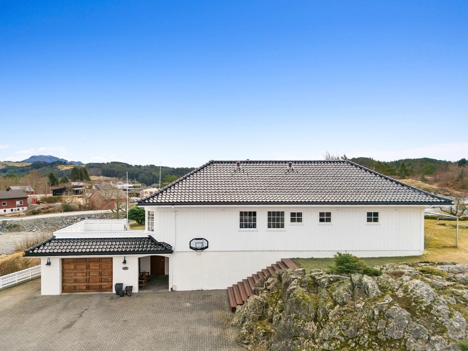 Innholdsrik enebolig m/garasje på stor, opparbeidet tomt Galleribilde