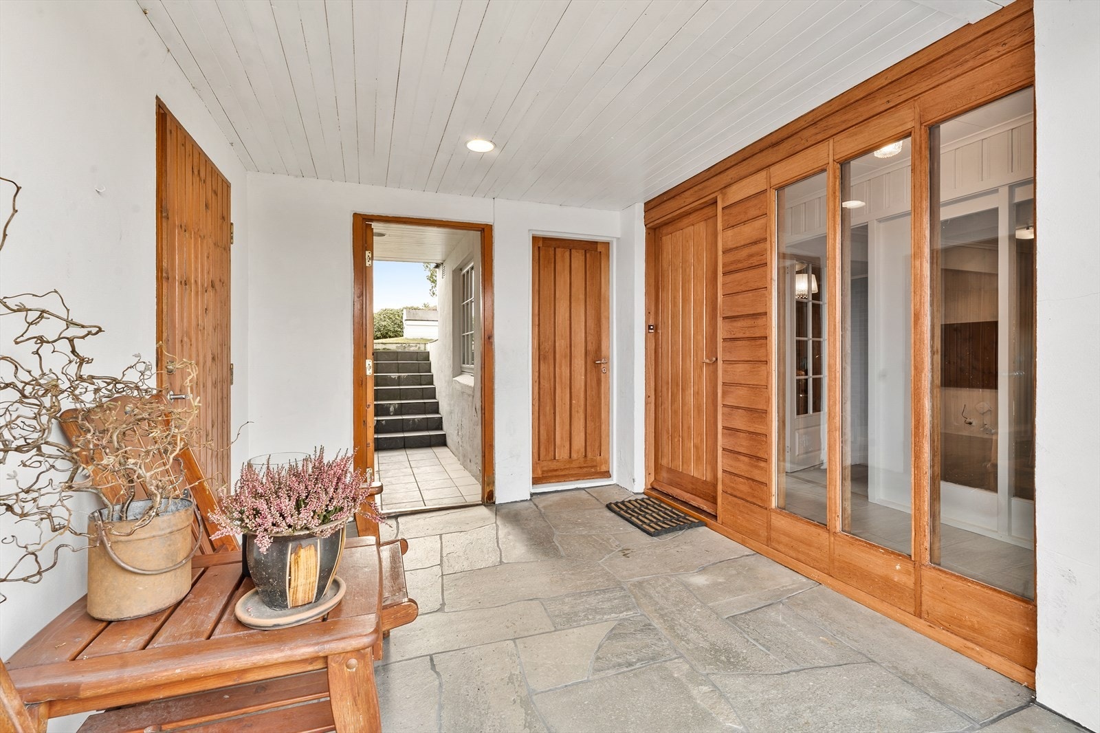 Overbygd inngangsparti, også med tilgang til garasjen Galleribilde