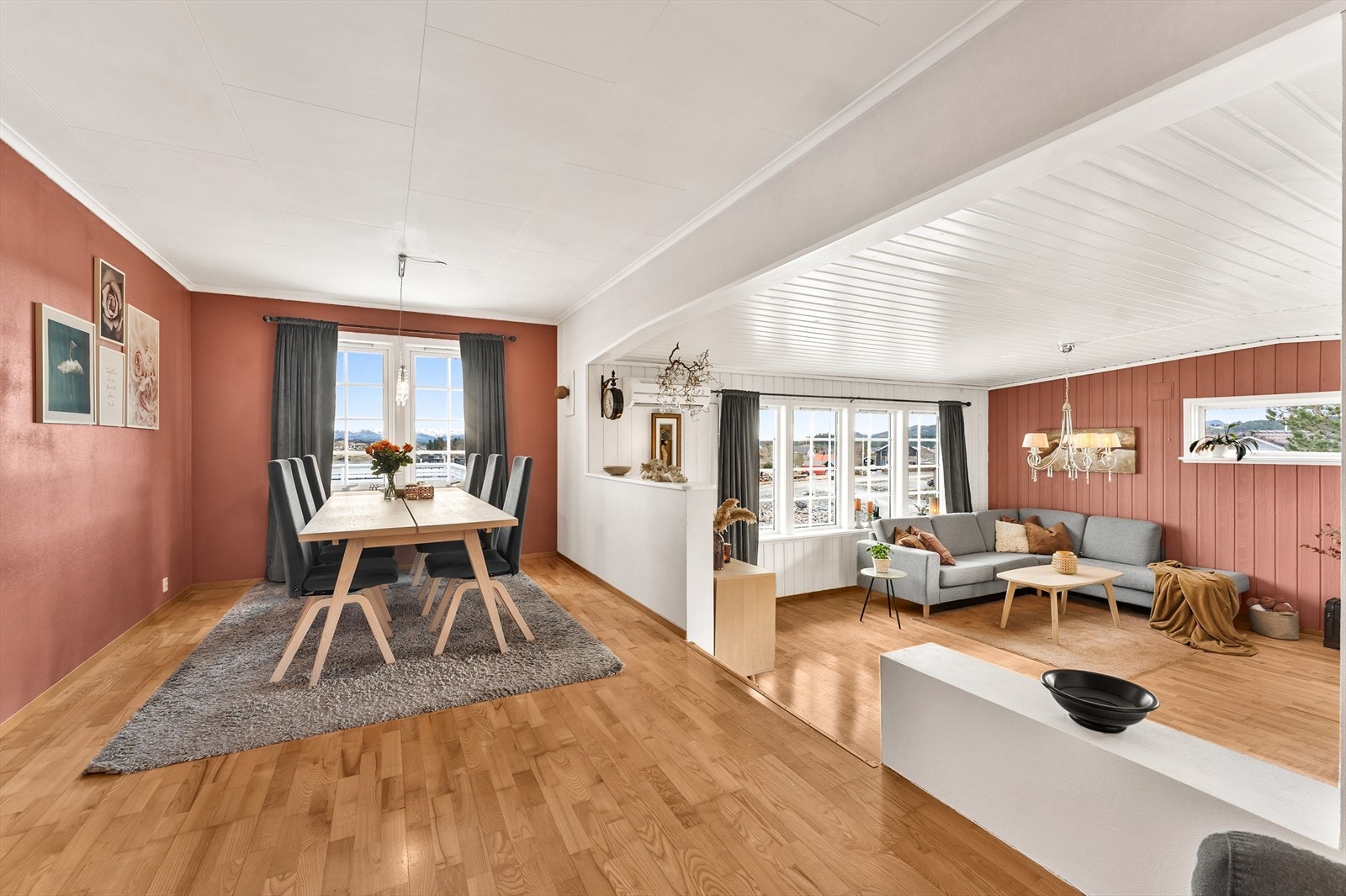 Stuen er naturlig delt inn i ulike soner, med god plass til både sittegruppe og spisegruppe Galleribilde