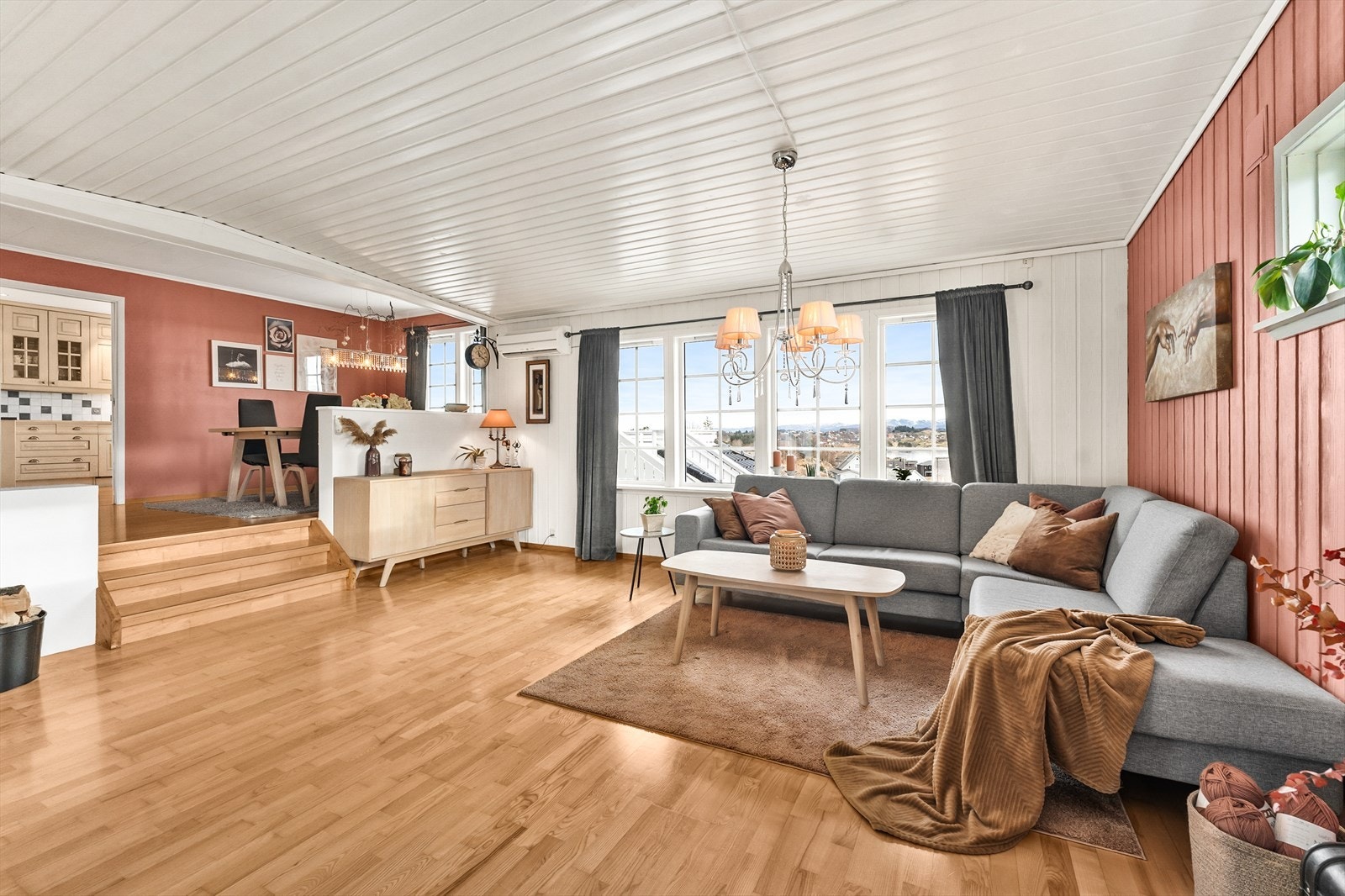 Romslig stue med store vinduer som gir rikelig med naturlig lys Galleribilde