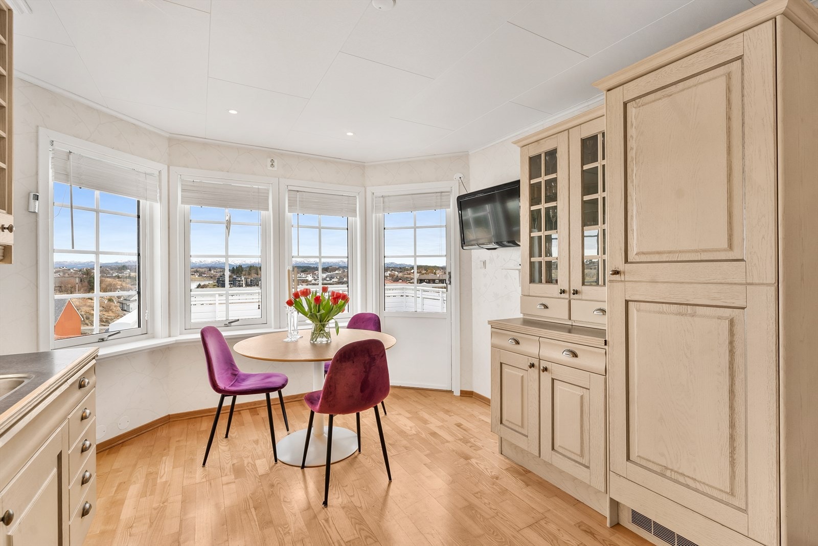 Romslig kjøkken med utgang til terrasse Galleribilde