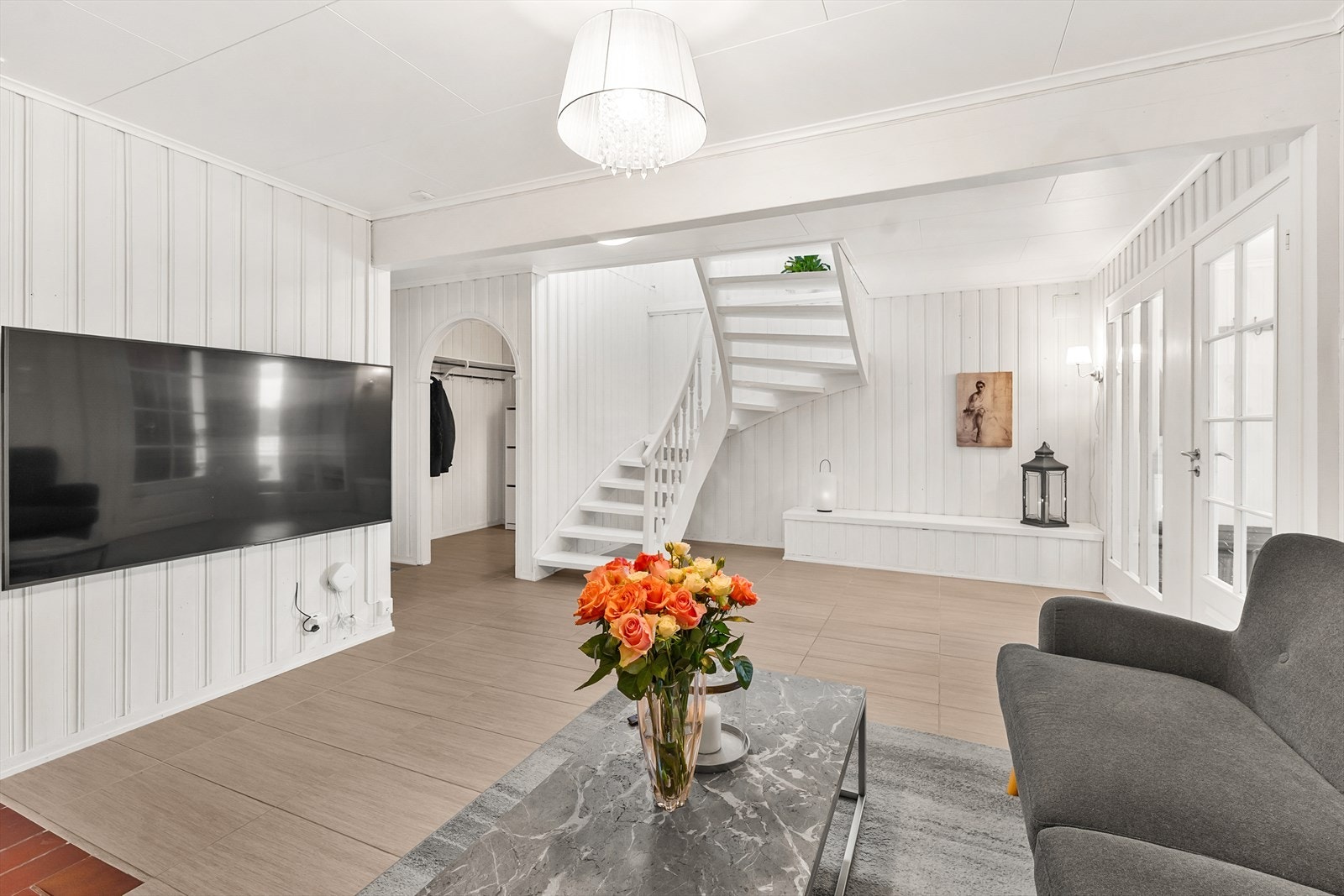 Stor og romslig gang, med god plass til sofagruppe Galleribilde