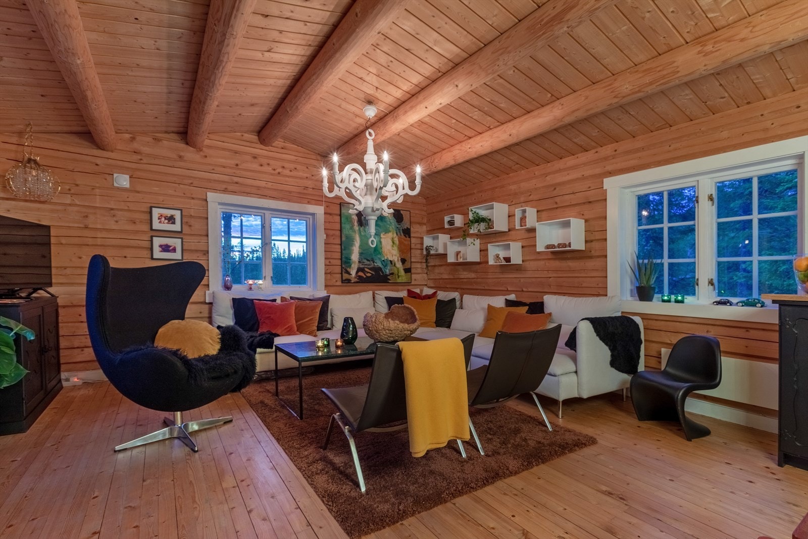 Hytta har et romslig oppholdsrom ned stue og kjøkken på 26 kvm Galleribilde