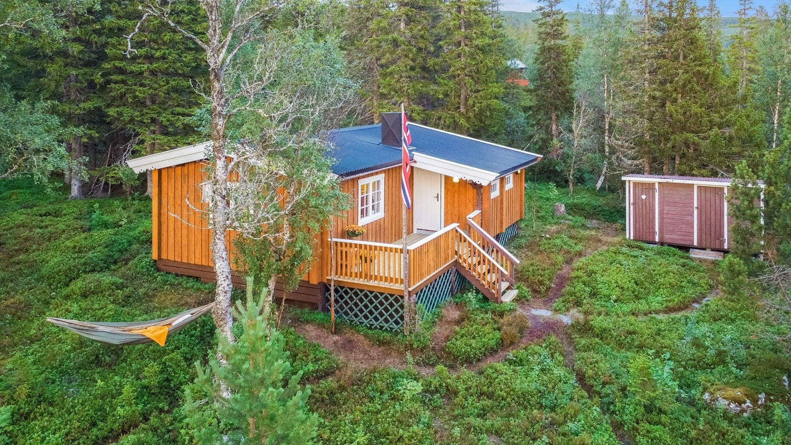 Uthuset er bestående av bod og utedo Galleribilde