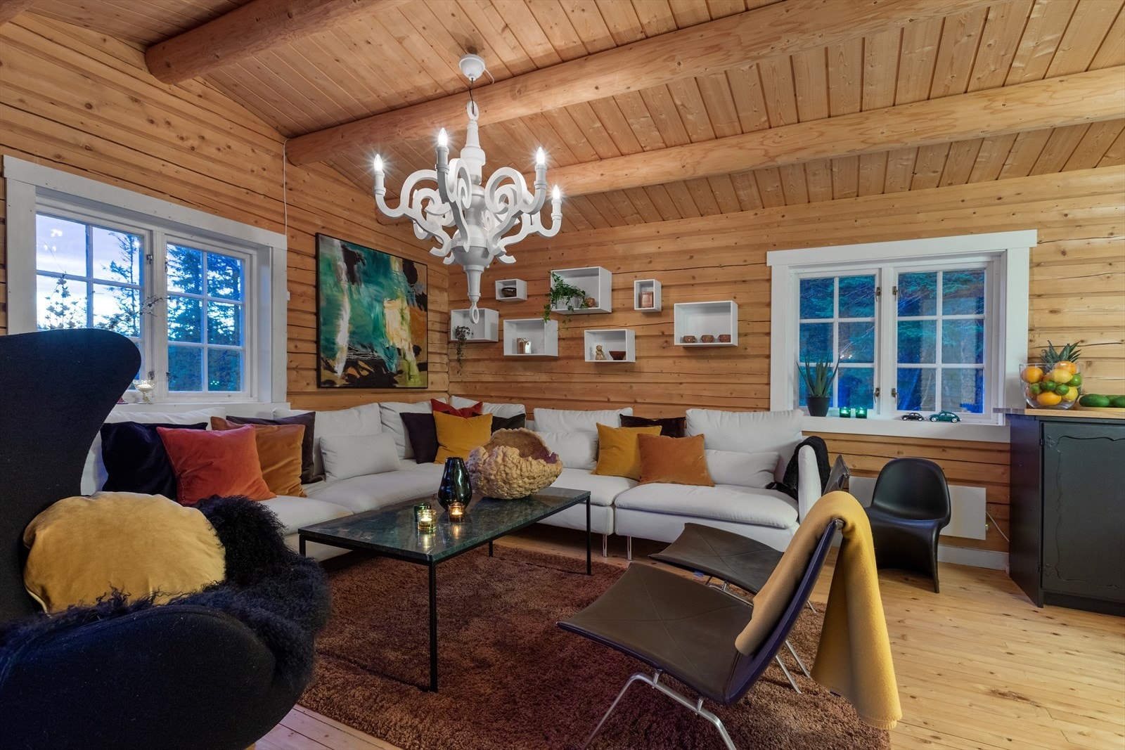 Stuen er enkel å møblere og har en god plass til ønsket sittegruppe Galleribilde