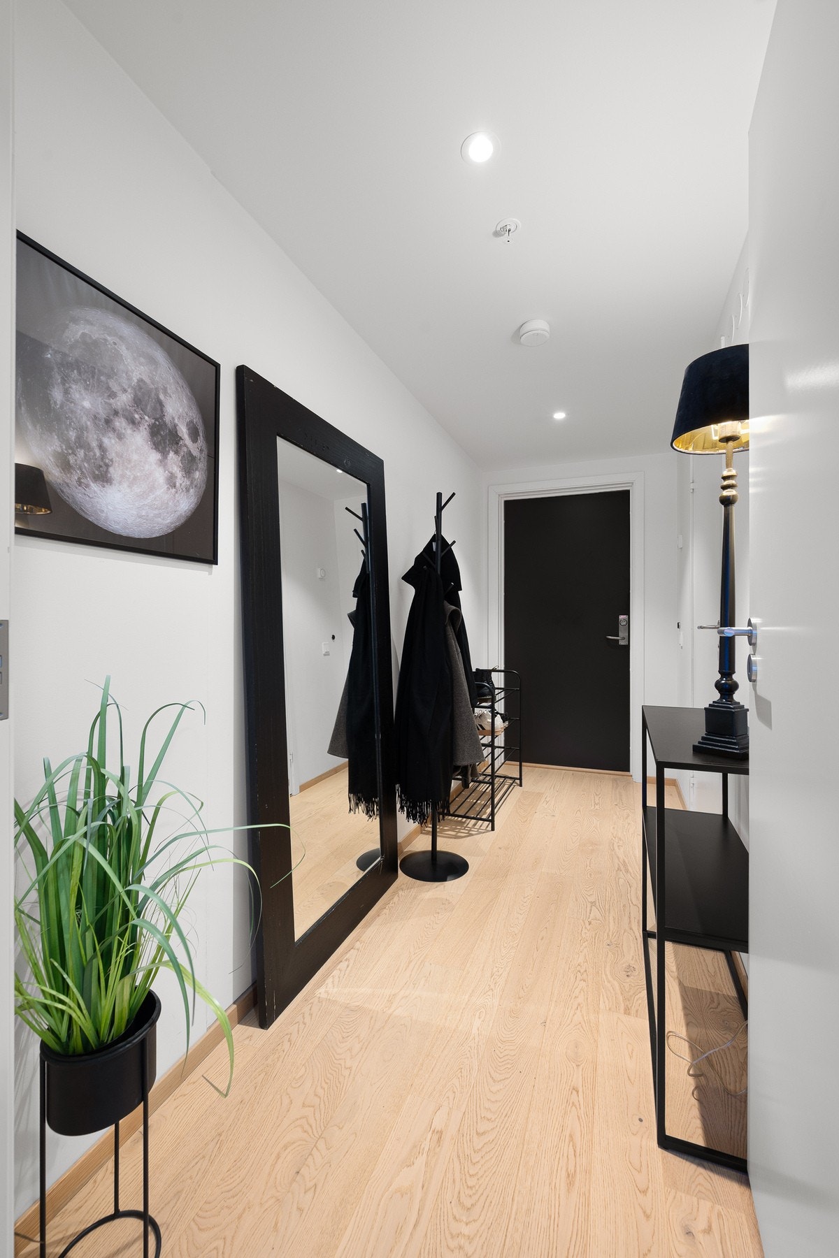 Praktisk entré med plass til yttertøy og sko - et ryddig og pent førsteinntrykk Galleribilde