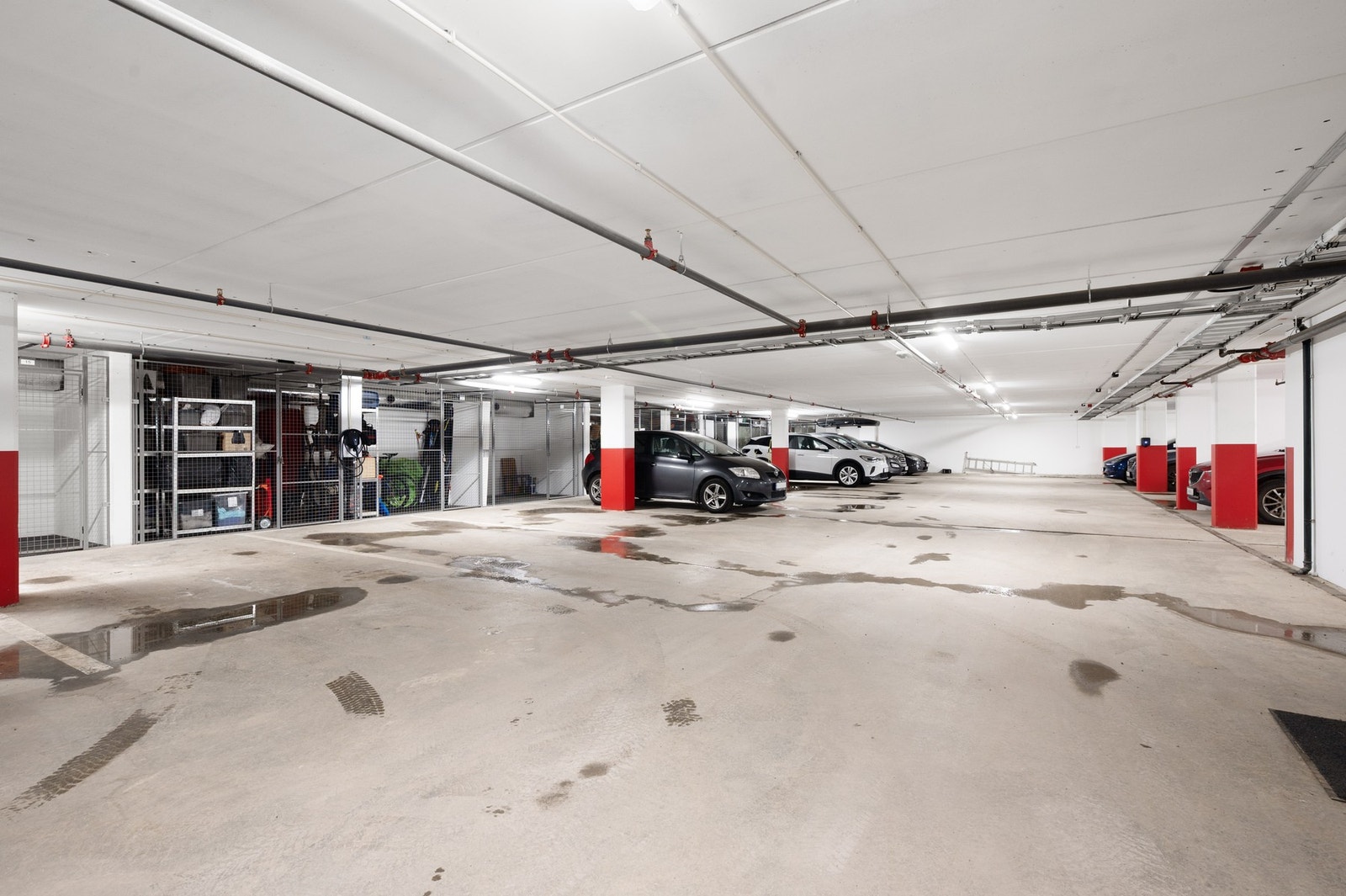 Parkering med lademulighet, og sportsbod i garasje Galleribilde