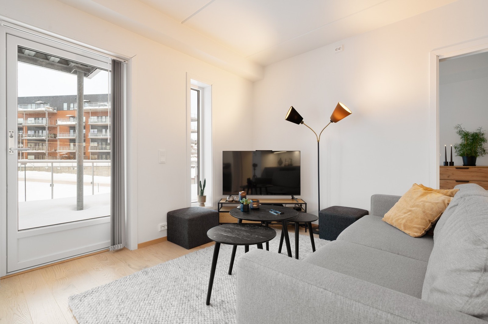 Åpen stue- og kjøkkenløsning skaper en sosial sone - perfekt både til hverdags og når du har gjester Galleribilde