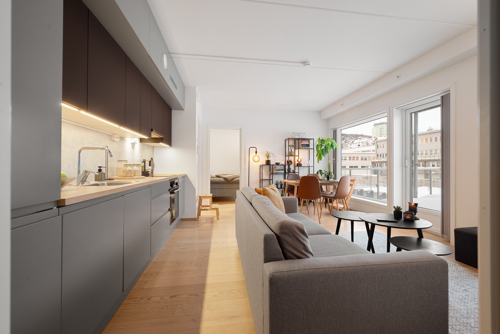 Leiligheten har store vindusflater som gir rikelig med naturlig lys Galleribilde