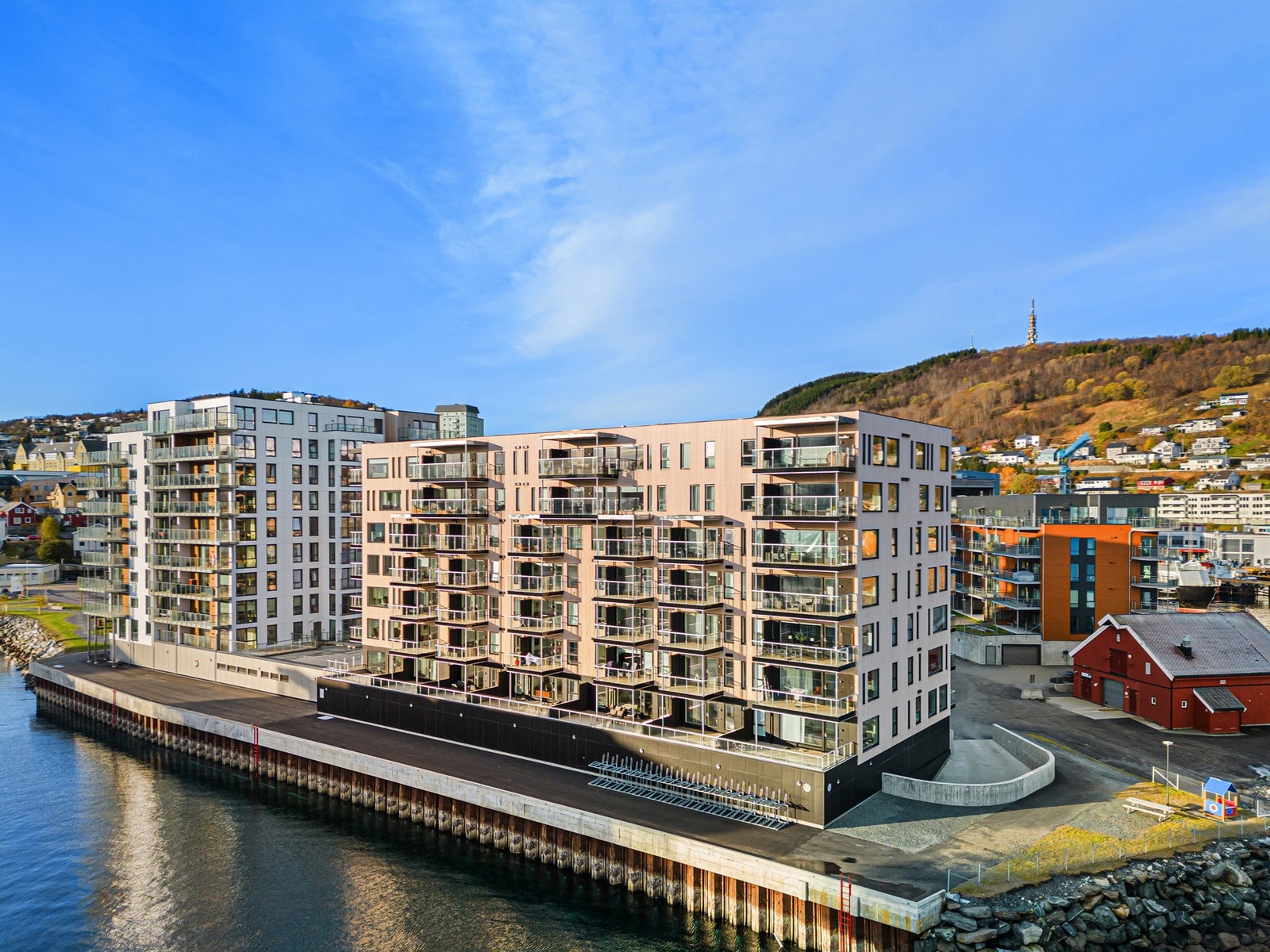 Fellesområdene er pent opparbeidet med lekeplasser, sittebenker, sykkelstativ med mer Galleribilde