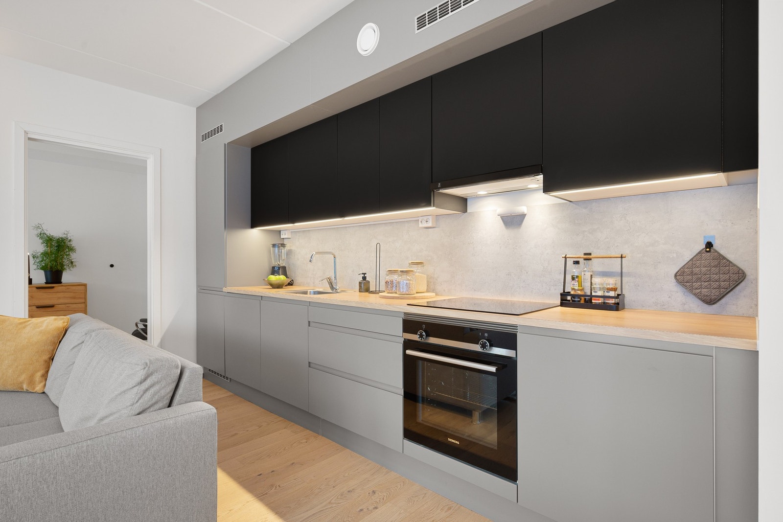 Attraktiv og sentral beliggenhet med gangavstand til sentrum, dagligvarebutikk og flotte turmuligheter Galleribilde