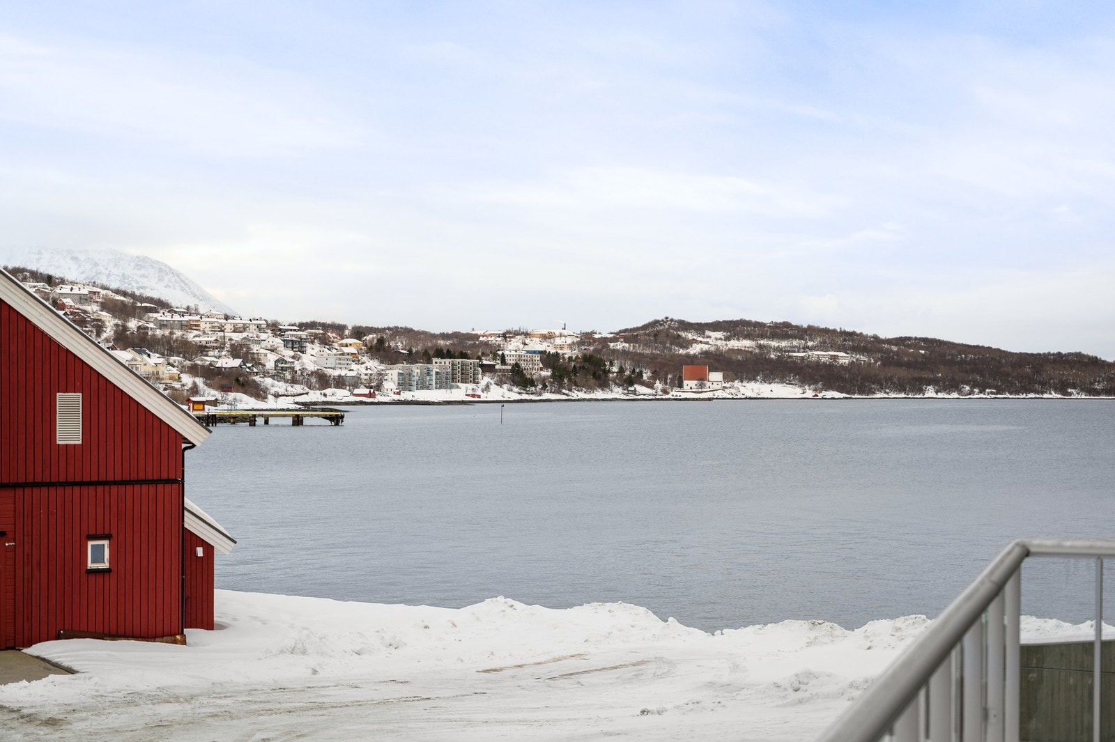 ..med en flott sjøutsikt mot Trondenes Galleribilde