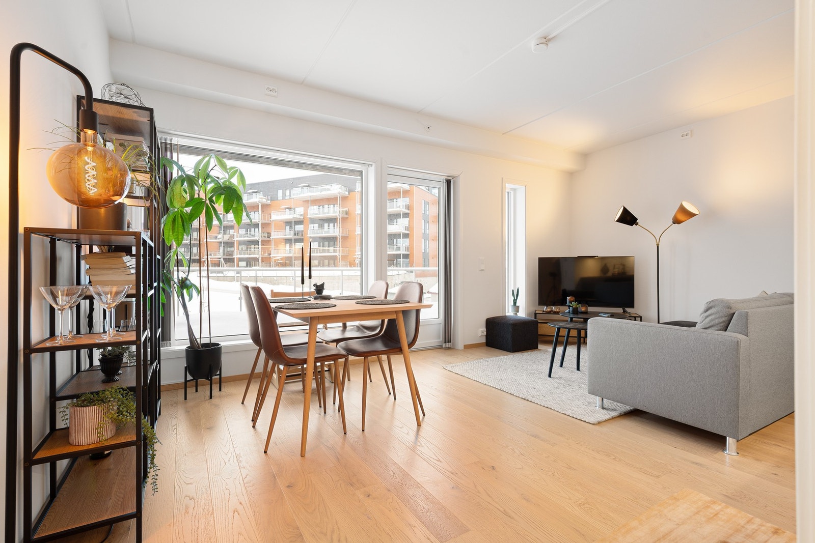 Utgang til balkong fra stuen Galleribilde