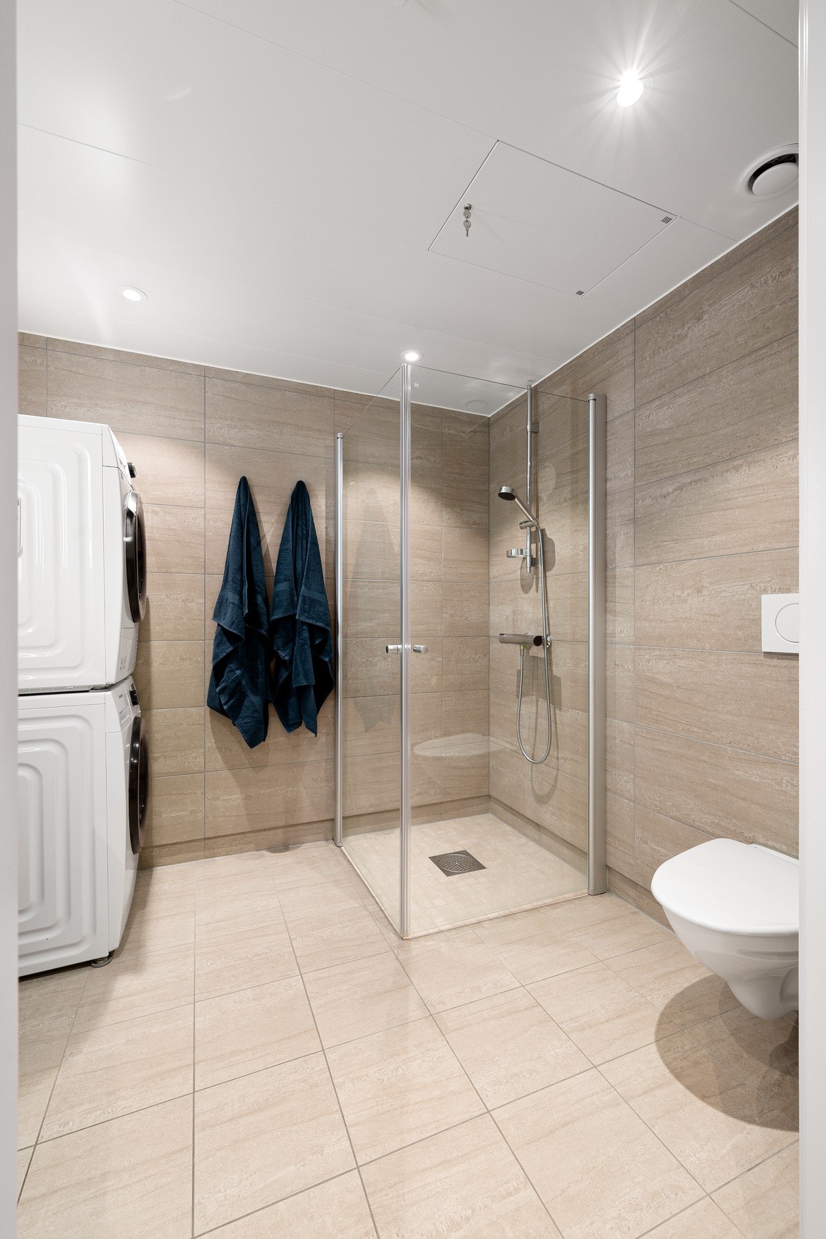 Innfellbare dører i dusjhjørnet gir bedre plass og en luftigere romfølelse Galleribilde