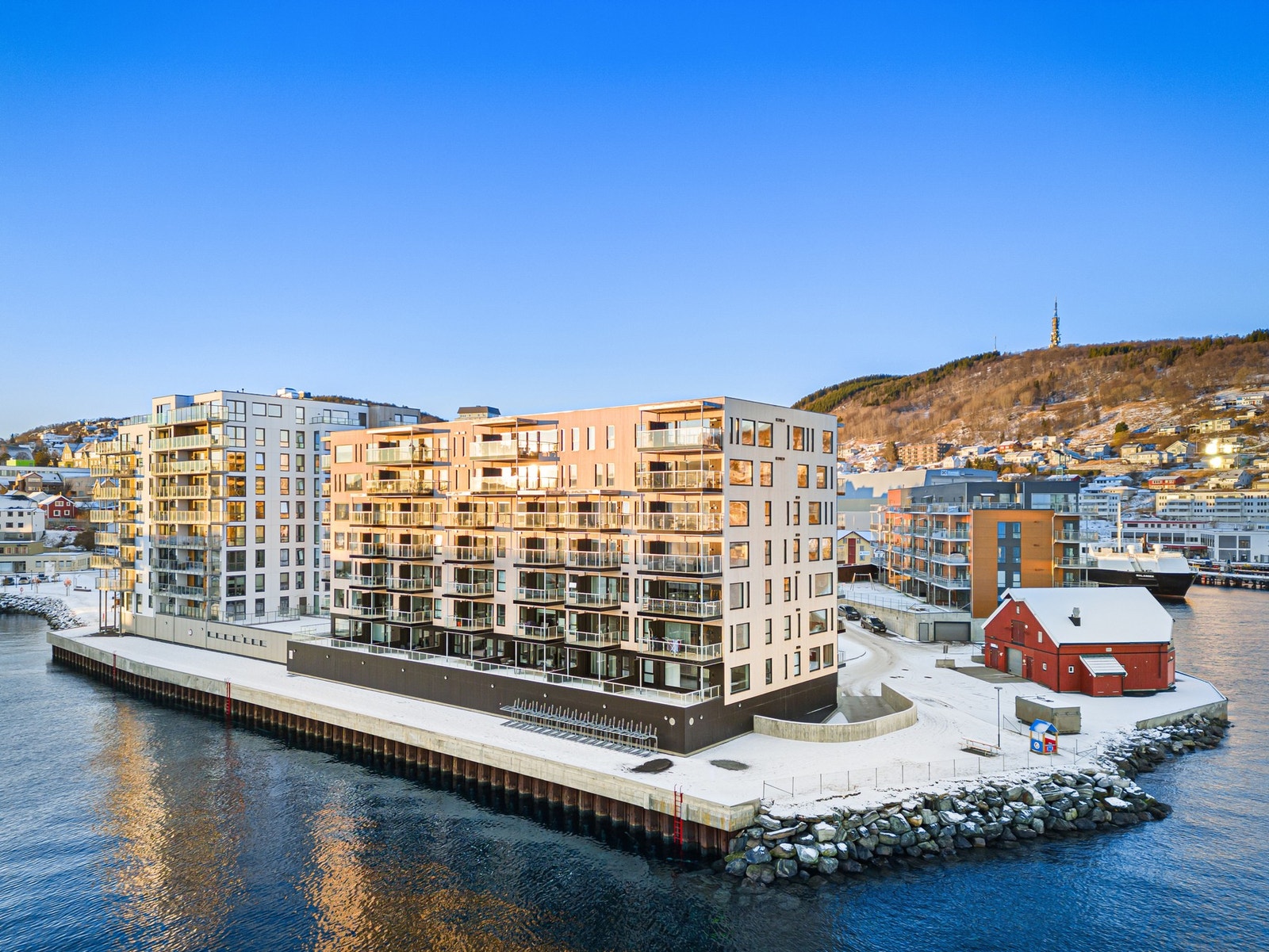 Den ideelle leiligheten for deg som vil bo enkelt og komfortabelt, med gangavstand til hverdagens nødvendigheter og minimalt vedlikehold Galleribilde