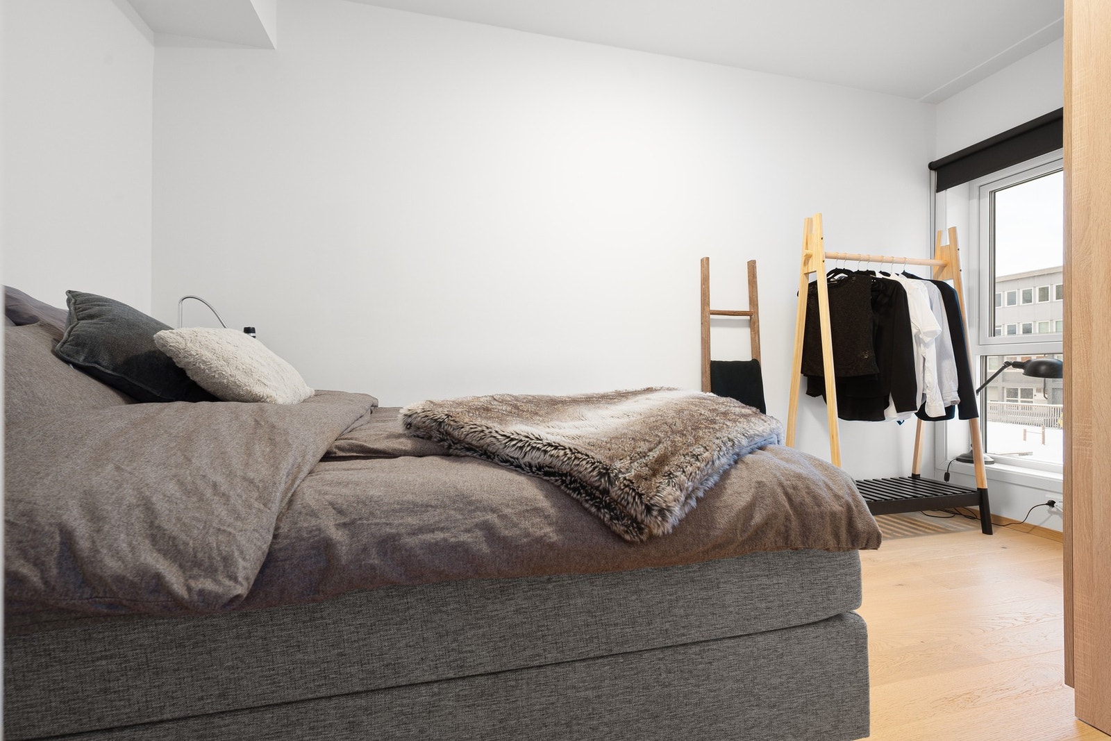 Soverom 1 - Et romslig rom med god plass til seng og oppbevaring Galleribilde