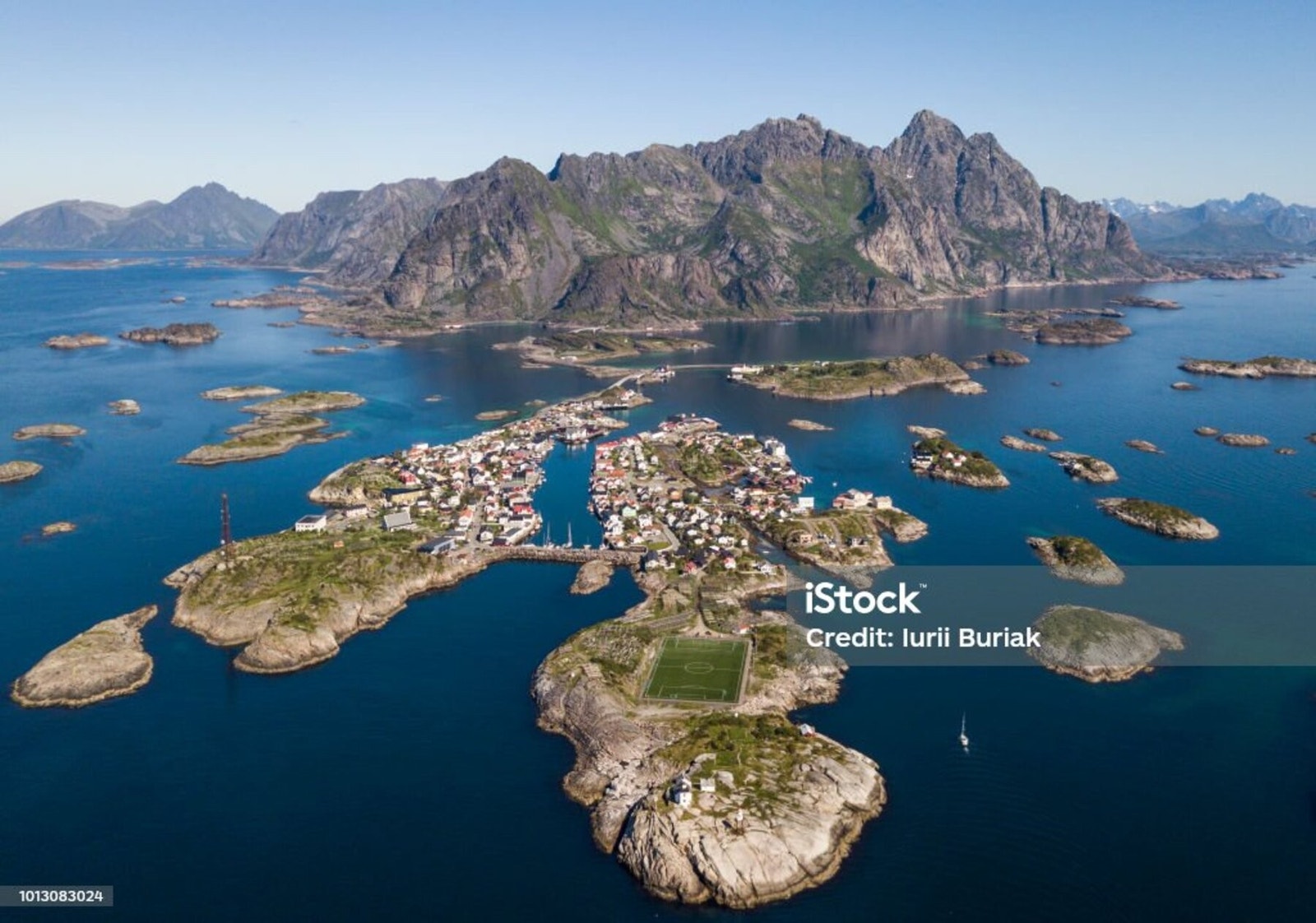 Dra ut på en fisketur i de nordlige farvannene rundt Henningsvær. Lofoten er kjent for sitt rike fiske, og du kan få muligheten til å prøve fiskelykken selv. Galleribilde