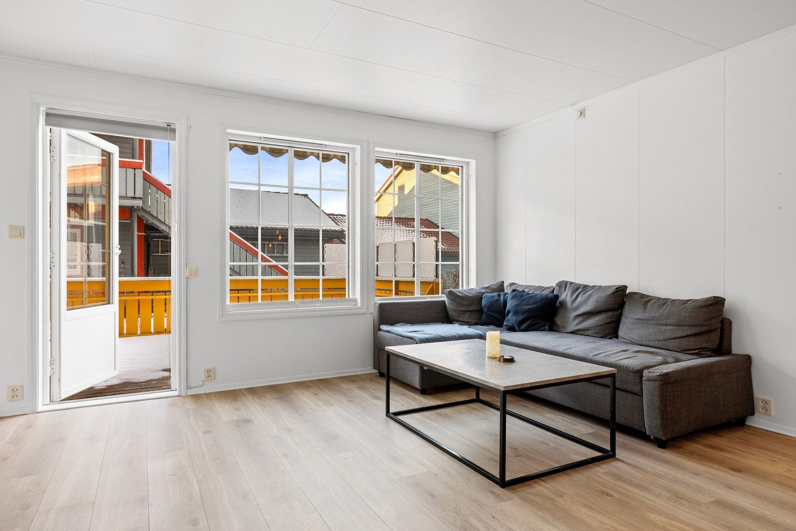 Fra stuen har du direkte utgang til den vestvendte terrassen. Galleribilde