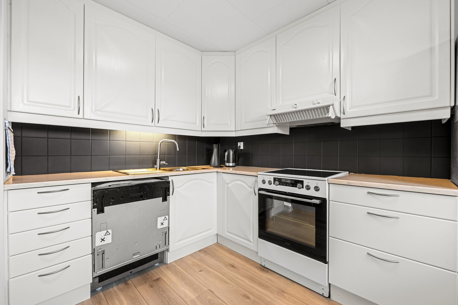 Rikelig med skap- og benkeplass. Galleribilde