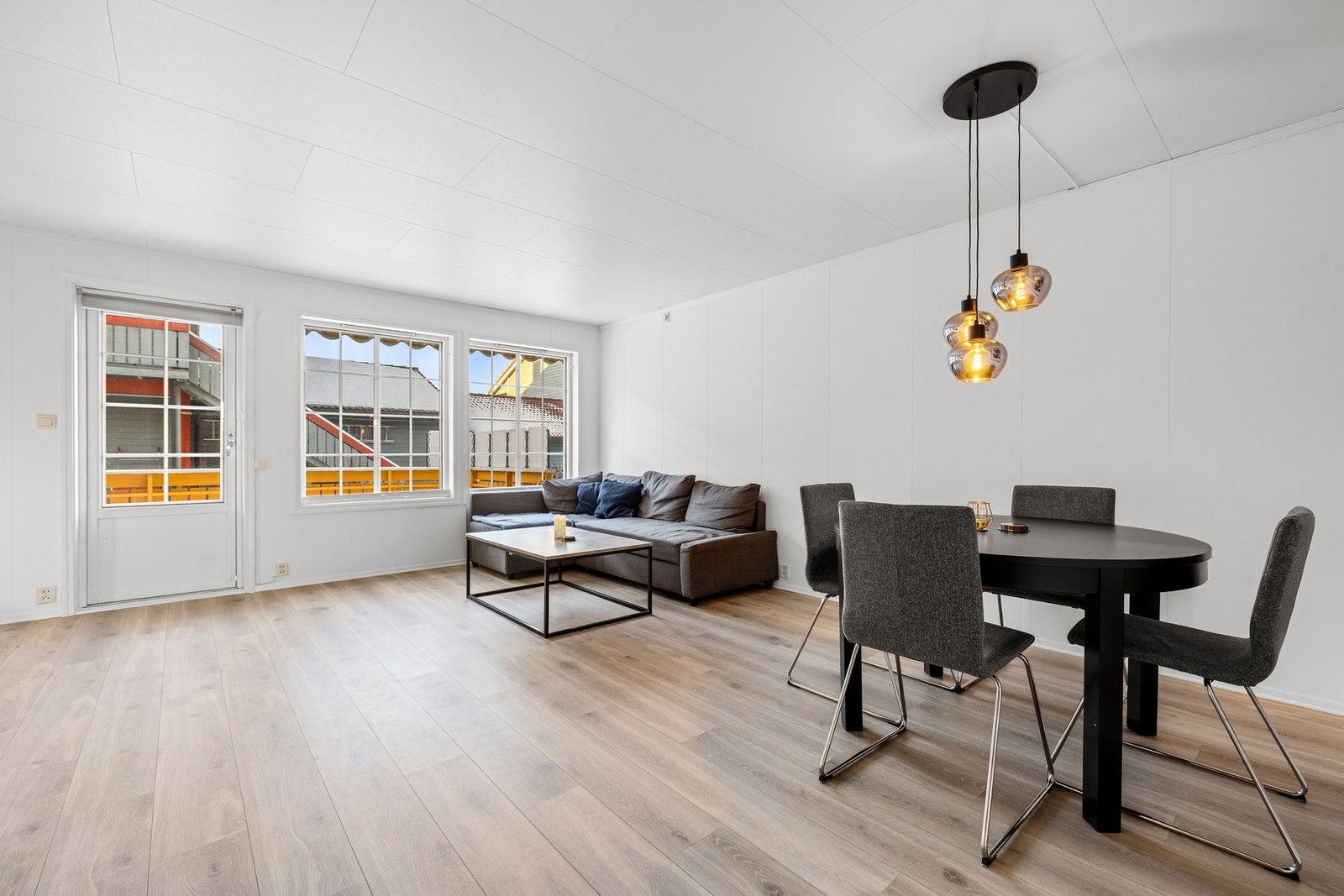 Her er det plass til både spisebord og sofagruppe. Galleribilde