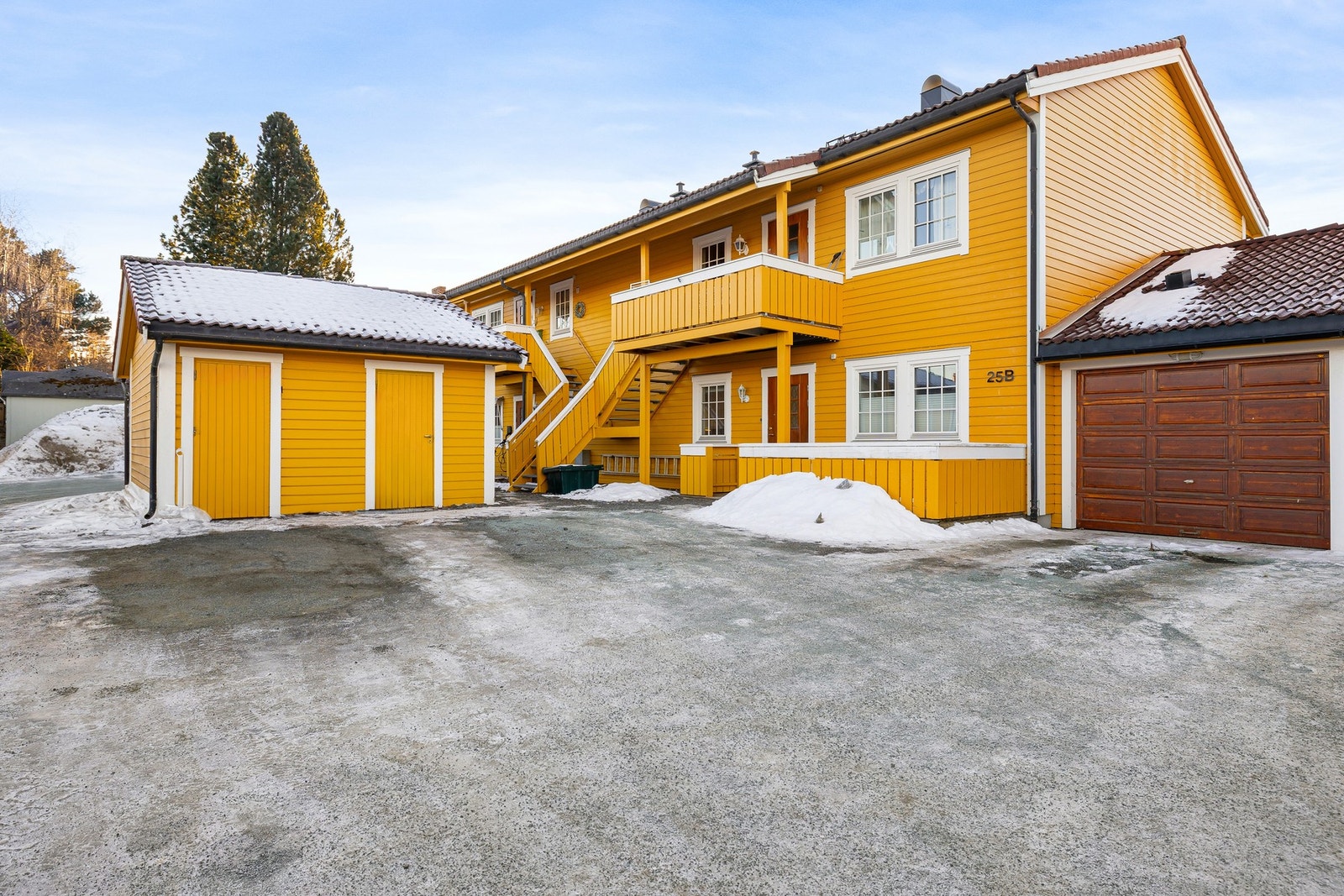 Egen sportsbod rett utenfor. Boligen ligger i et attraktivt og familievennlig område med kort vei til alt av servicefaseliteter. Galleribilde