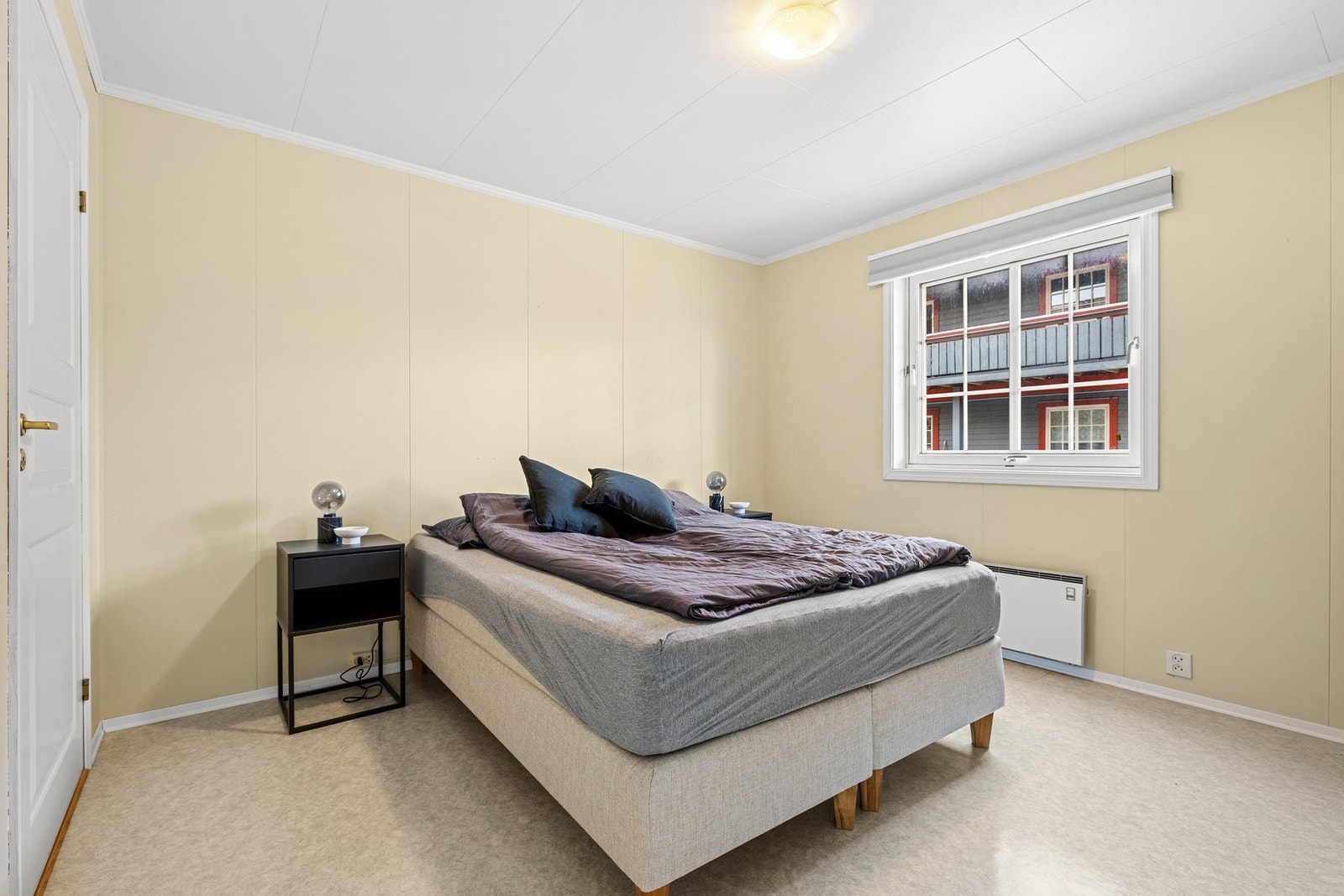 Hovedsoverommet er på hele 12 kvm. God plass til dobbeltseng og garderobeløsning. Bod/walk in-closet inn dør til venstre. Galleribilde