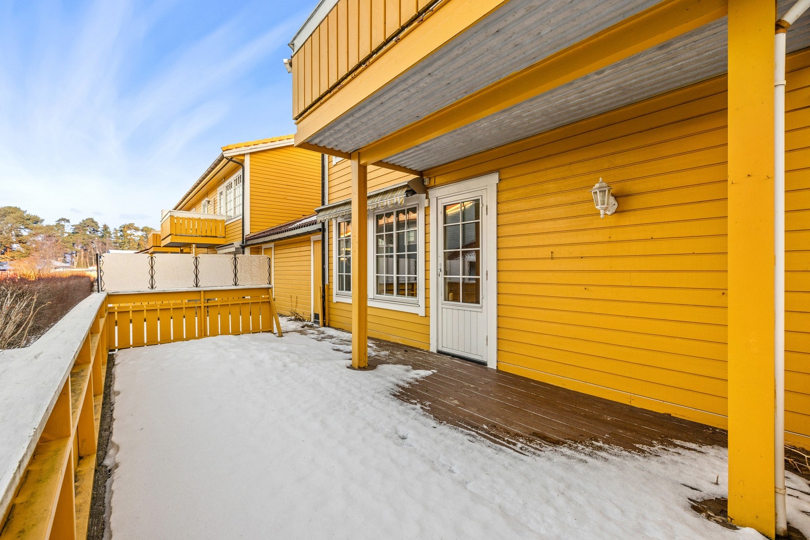 Her har du god plass til ønsket utemøblement som bl.a. sittegrupper og grill. Galleribilde