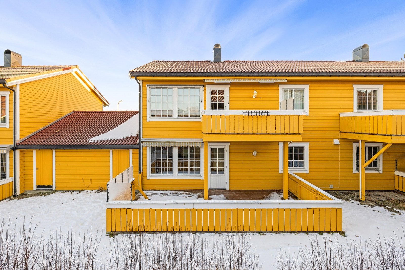 Fasadebilde. Egen dør inn til bod i bakkant av garasje. Galleribilde