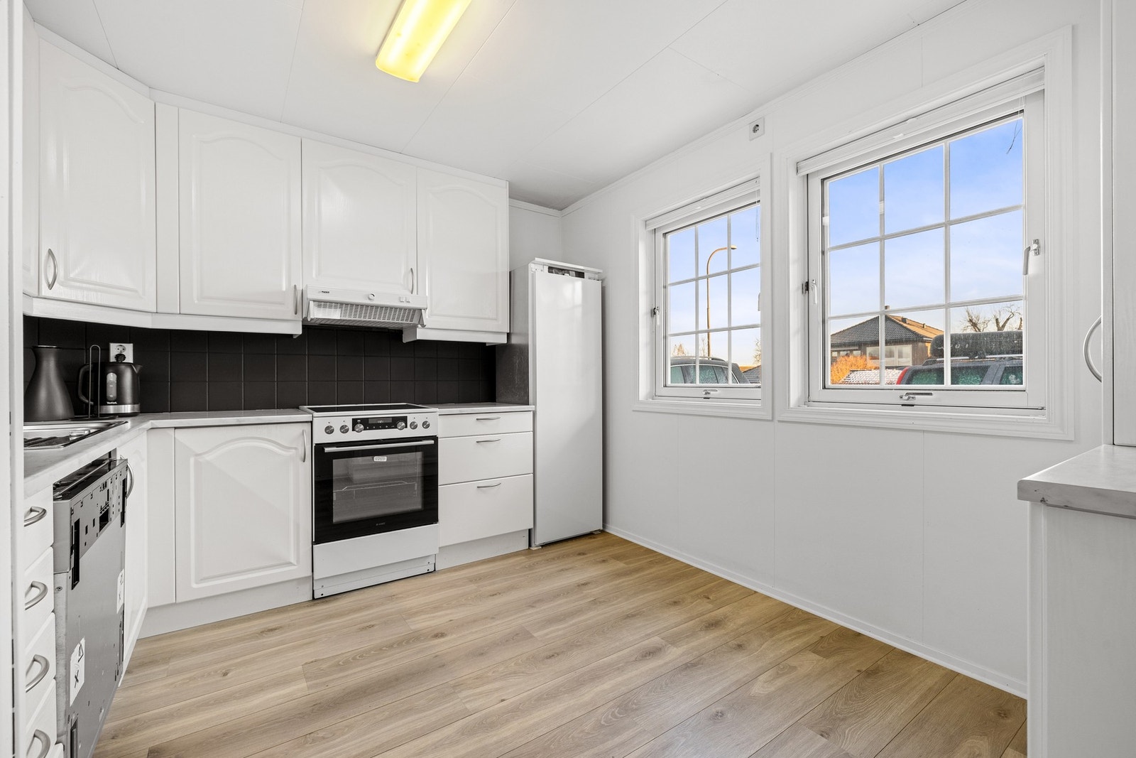 Romslig kjøkken med god plass til frokostbord. Galleribilde