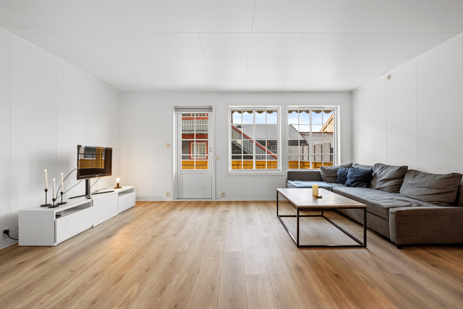 Leiligheten har store vindusflater som gir et godt lysinnslipp, og sammen med leilighetens praktiske utforming bidrar dette til en lett og luftig atmosfære. Galleribilde