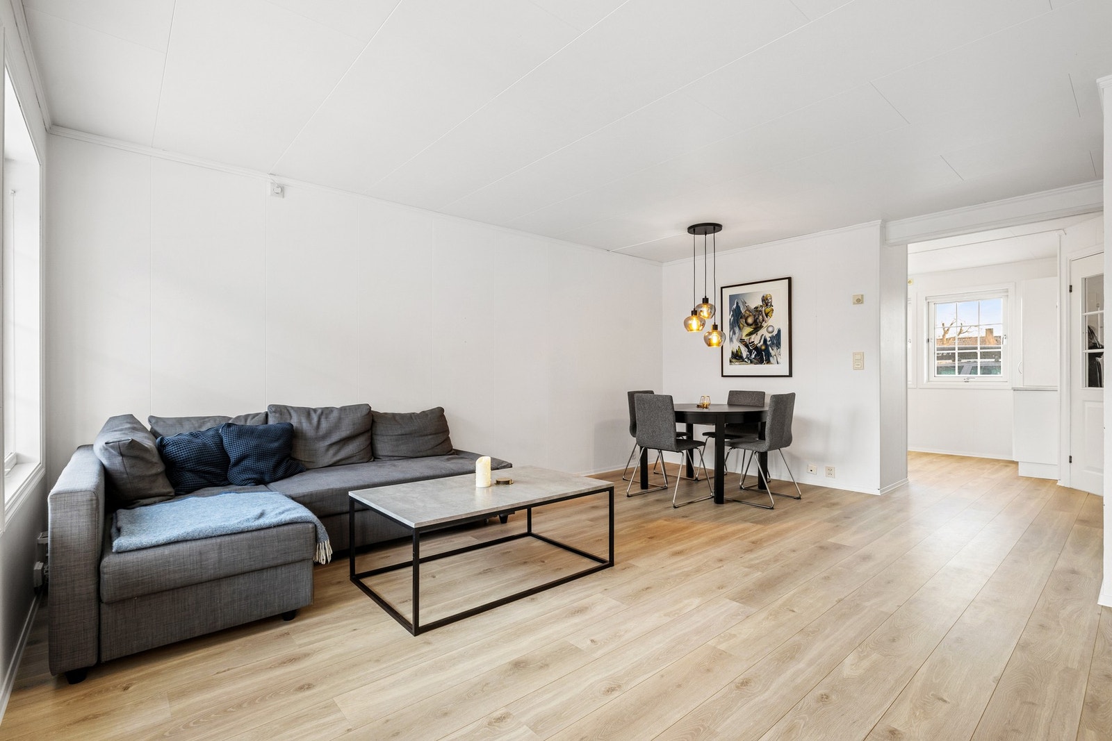 Det ble lagt nytt gulv på kjøkken, gang og stue tilbake i 2019, og det er også varmekabler i gulv i nevnte rom, i tillegg til på badet. Galleribilde