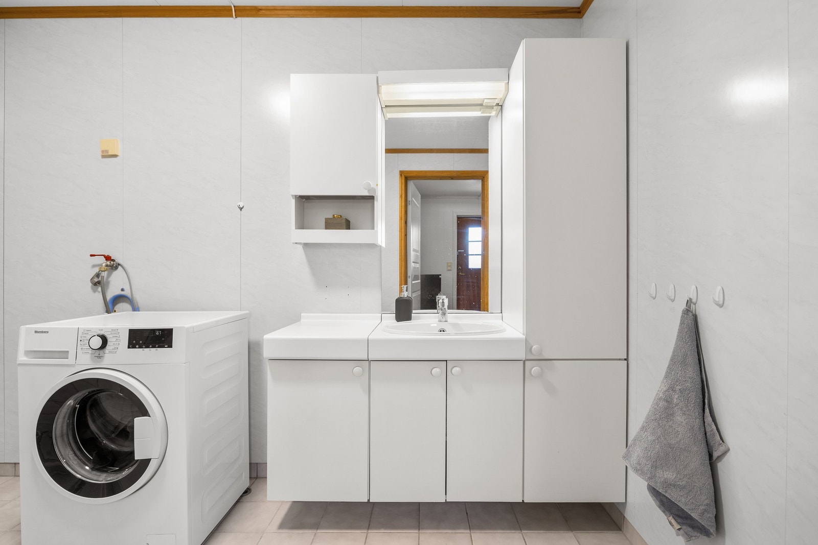 Badet er romslig med sine 6,5 kvm. God plass til vaskemaskin og tørketrommel. Galleribilde