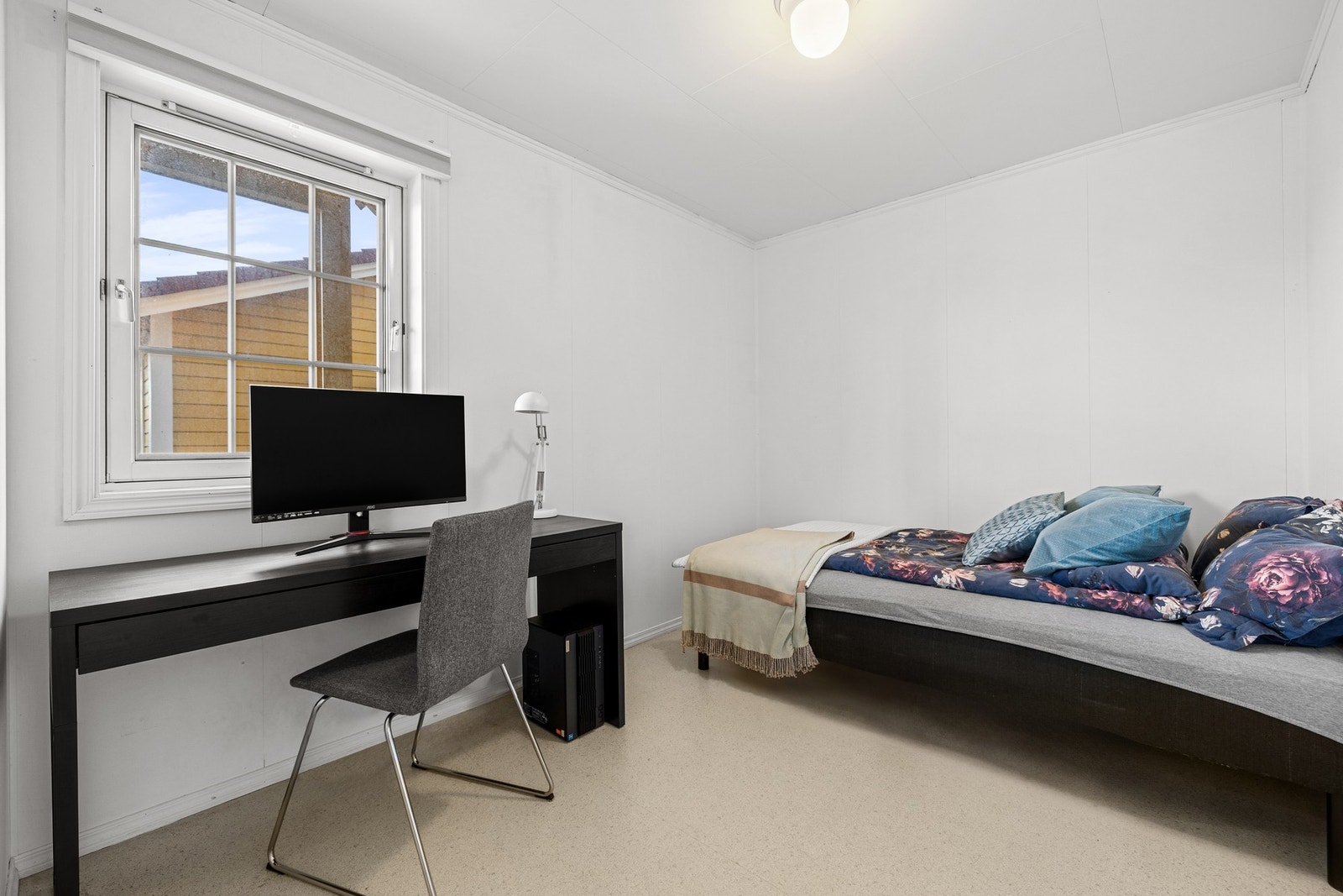 Soverom 2 er på ca. 8 kvm, passer perfekt som barnerom eller gjesterom. Galleribilde