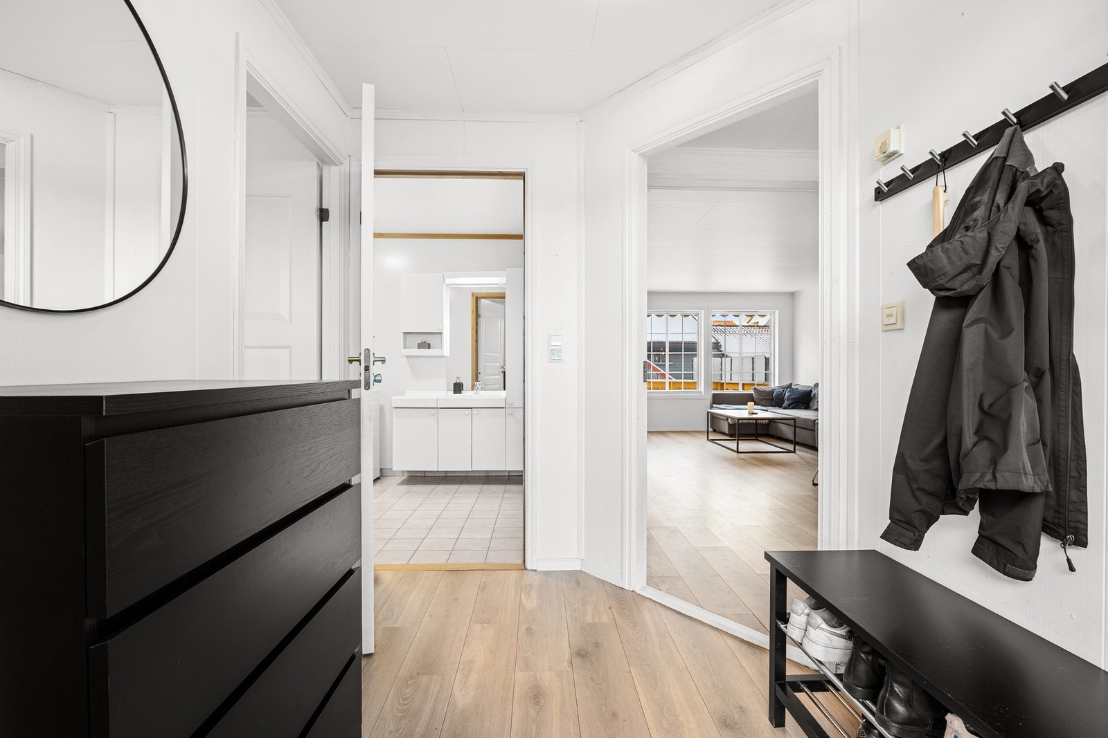 Romslig entré med god plass til sko og klesoppheng. Galleribilde