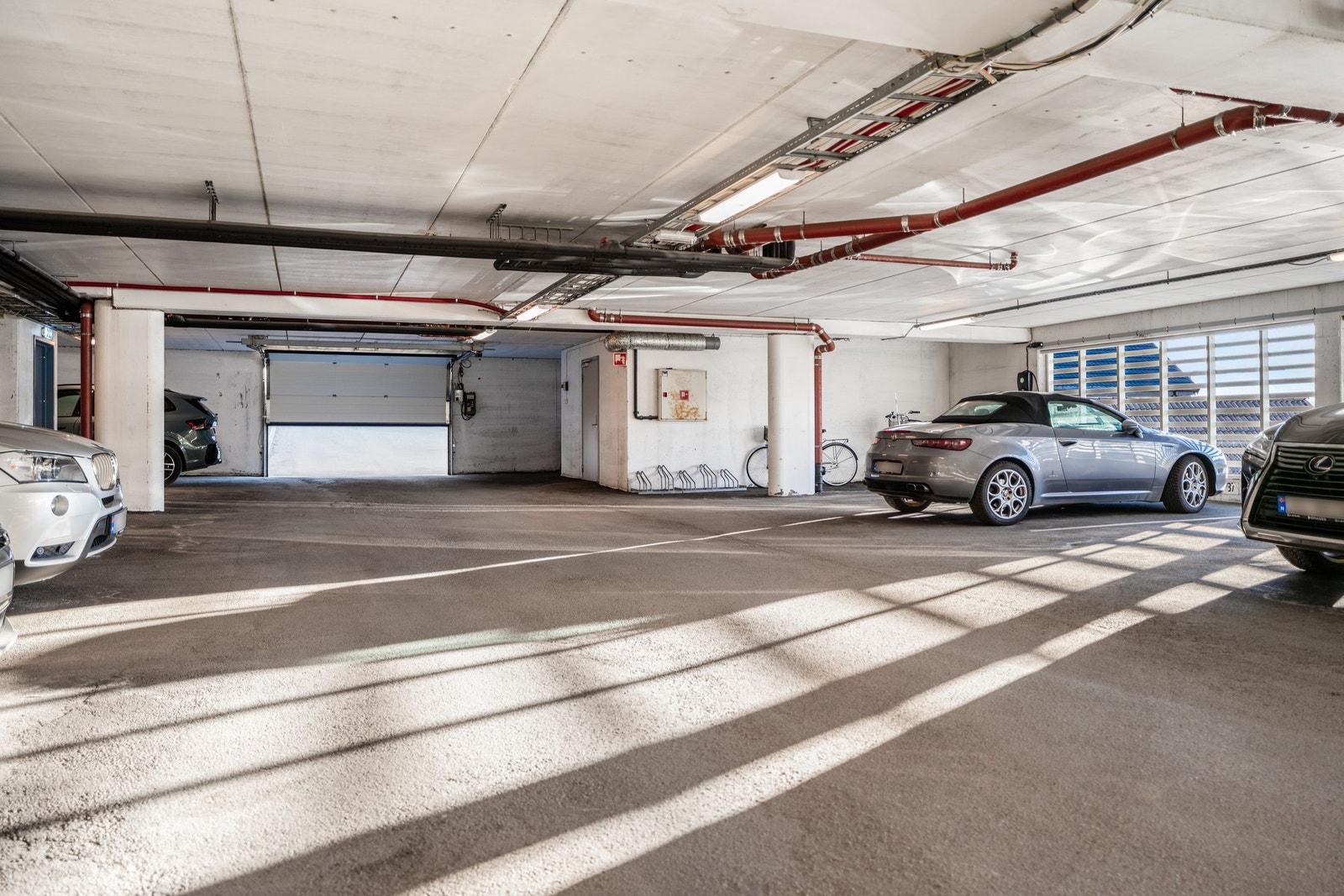 Garasjeanlegg med fast parkeringsplass, inkludert mulighet for elbillading. Galleribilde