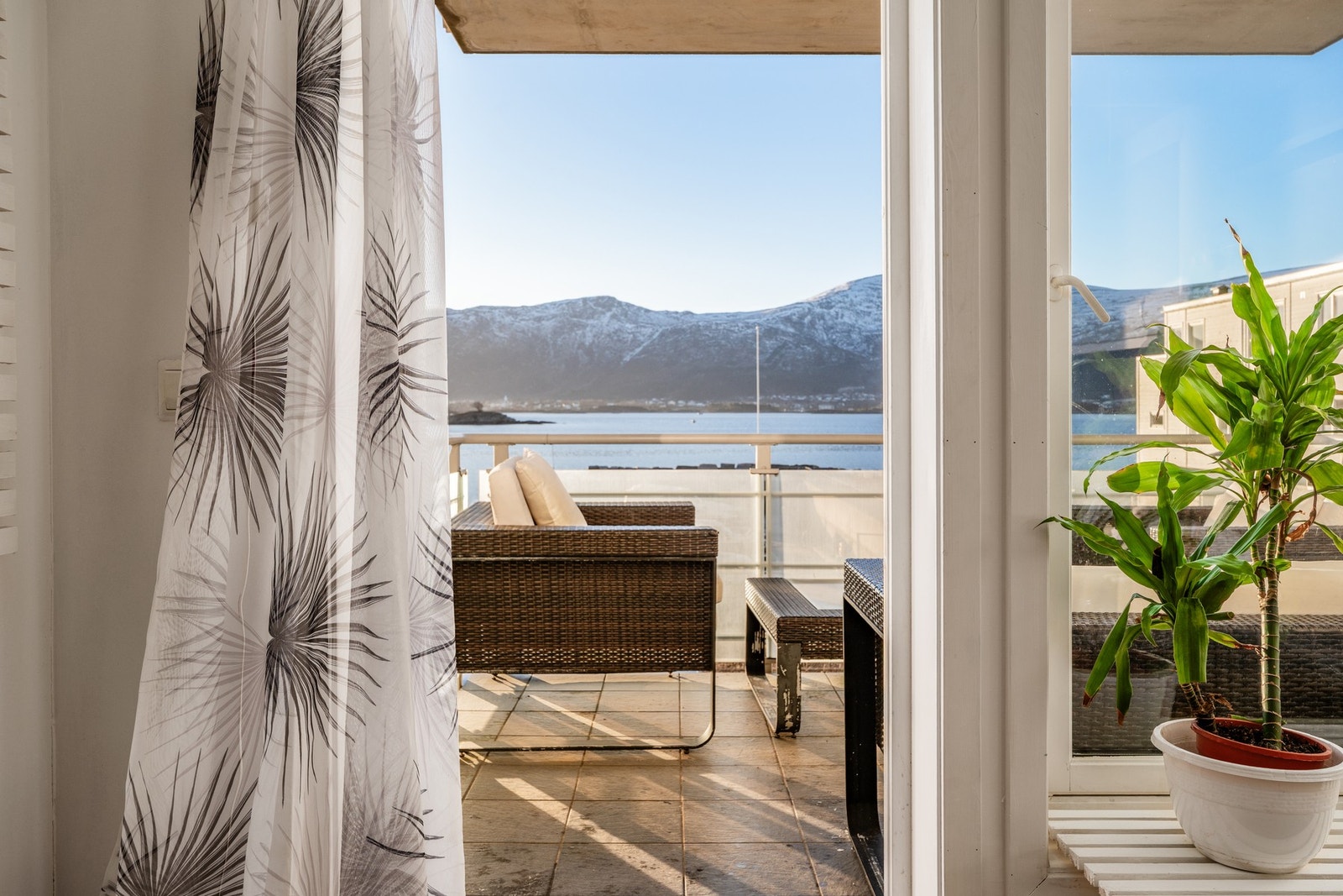 Utgang til balkong fra stuen, som har store vindusflater som gir rikelig med naturlig lysinnslipp. Galleribilde