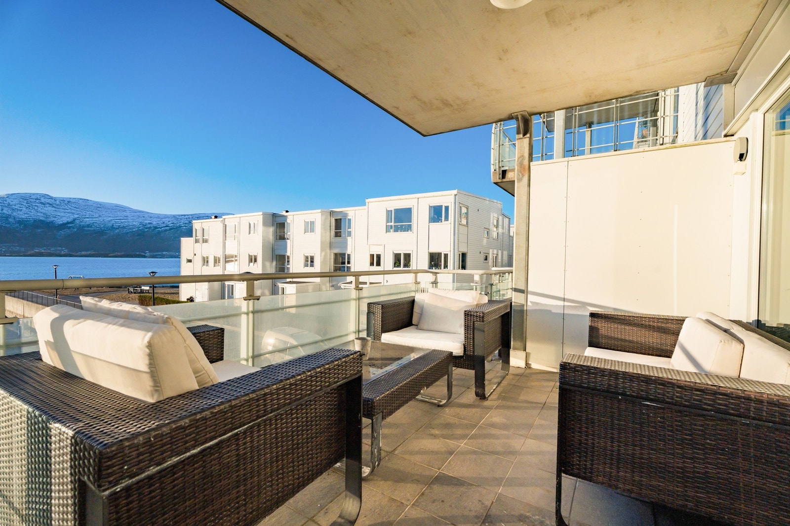 Fra balkongen er det nydelig utsikt og gode solforhold. Leiligheten har en av de bedre plasseringene i bygget og ligger skjermet til. Galleribilde