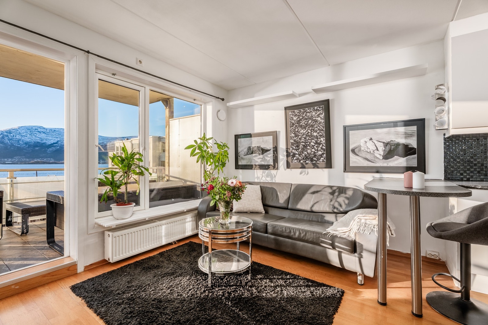 Åpen stue- og kjøkkenløsning av god størrelse med plass til sofahjørne og spisebord. Galleribilde