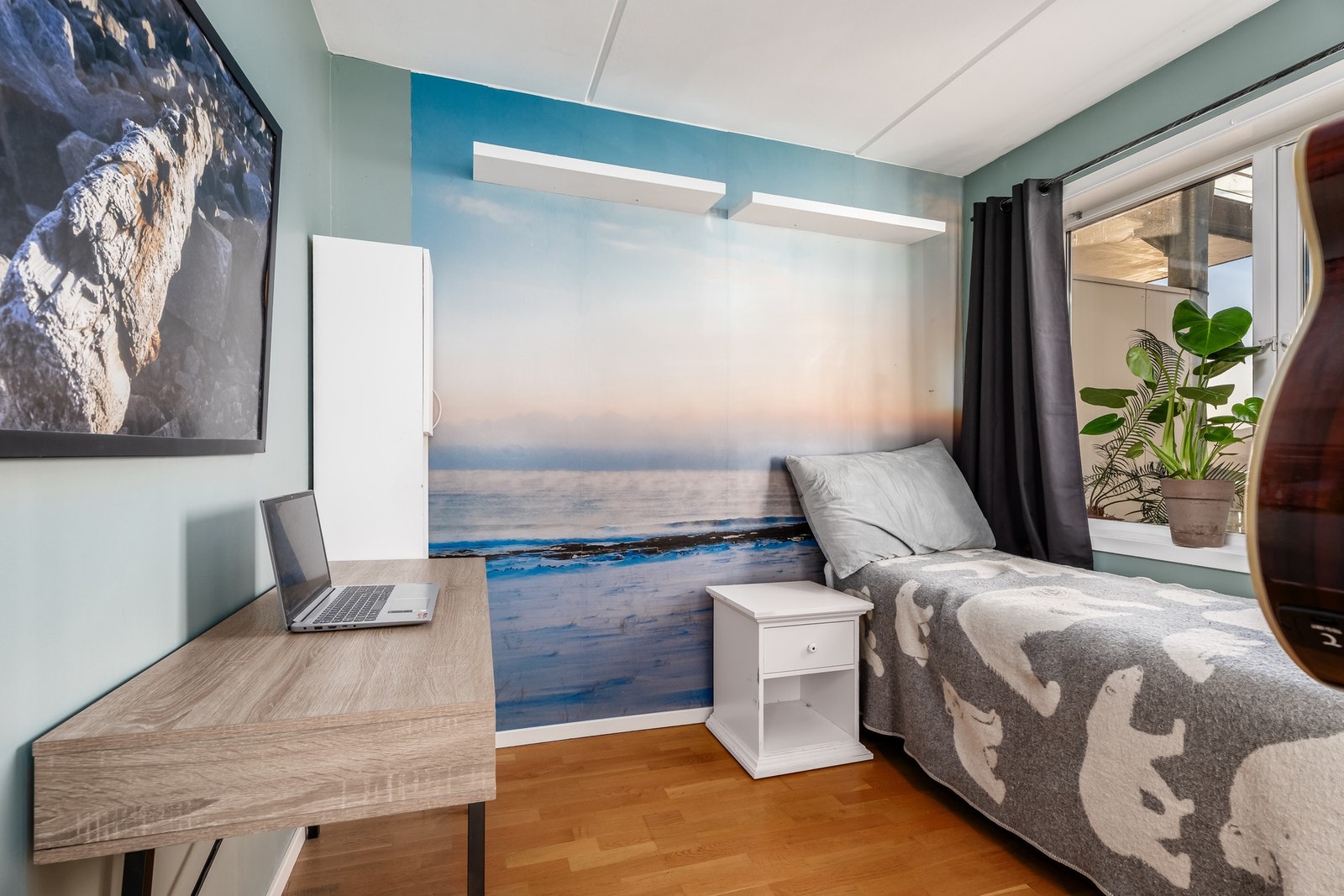 Soverom 2: Soverom med flott utsikt mot syd. Galleribilde