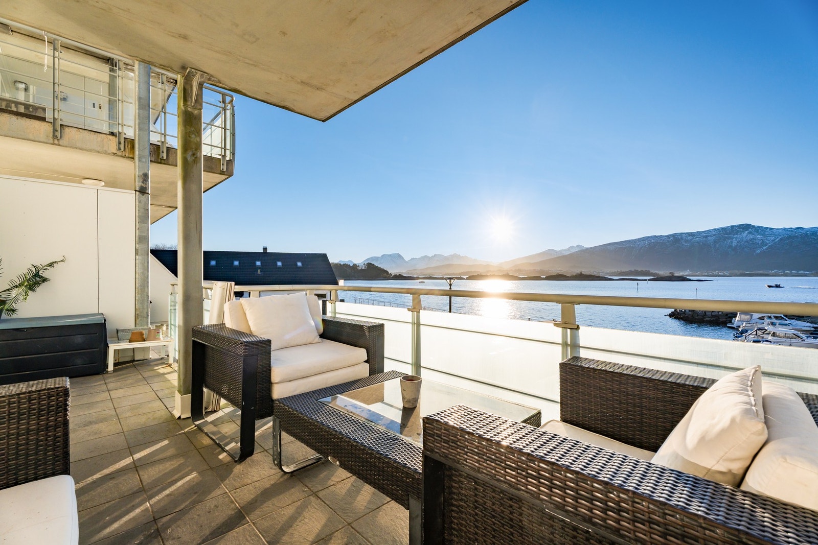 Sydvendt balkong på ca. 15 m² med gode sol- og utsiktsforhold. Galleribilde