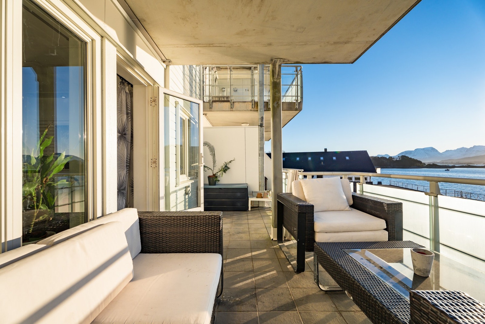 Romslig balkong med gode møbleringsmuligheter og plass til utemøbler. Galleribilde