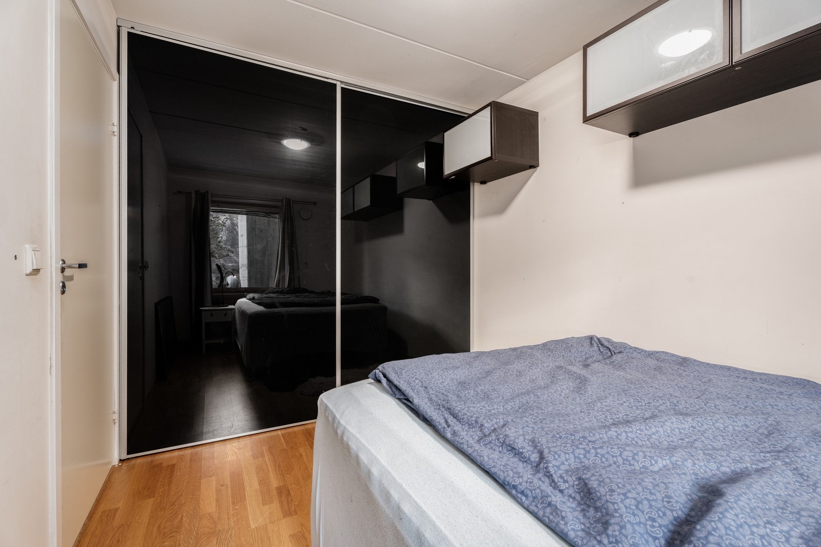 Soverom med garderobeløsning og adkomst til bod. Galleribilde