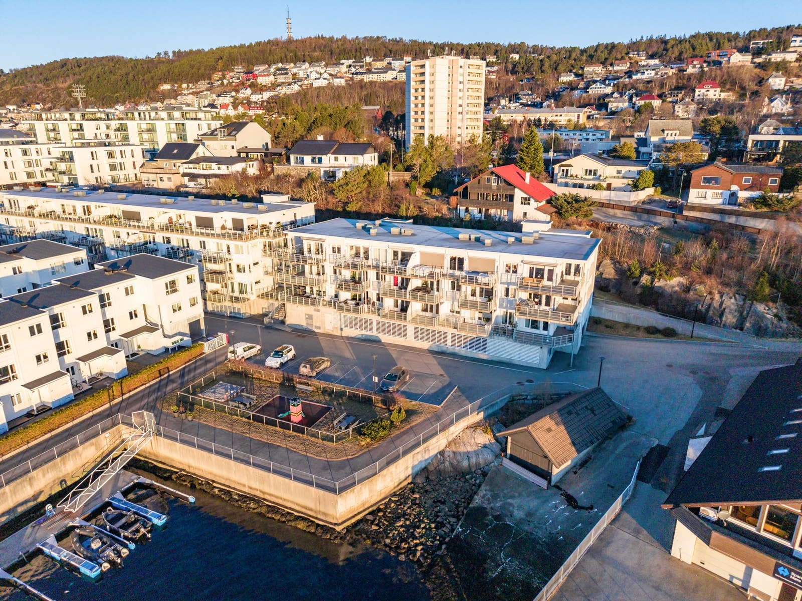 Her kan du bo i et rolig og trivelig nabolag, samtidig som sjøen, flotte turområder og vakre parkområder på Volsdalsberget blir dine nærmeste naboer. Det er gangavstand til alt Ålesund sentrum kan tilby av butikker, servicetilbud og kulturopplevelser. Galleribilde