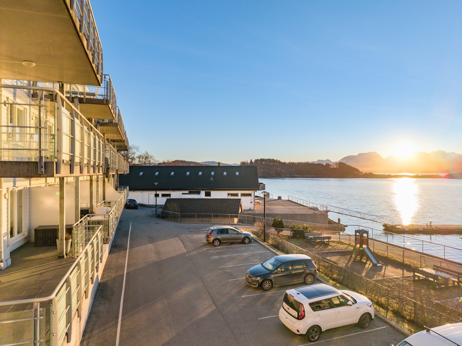 Gjesteparkering på fremsiden av bygget. Galleribilde
