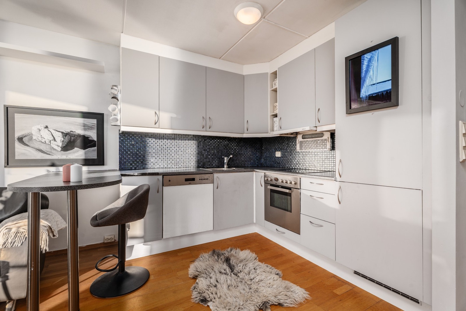 Kjøkken med rikelig skap- og benkeplass. Integrerte hvitevarer. Galleribilde